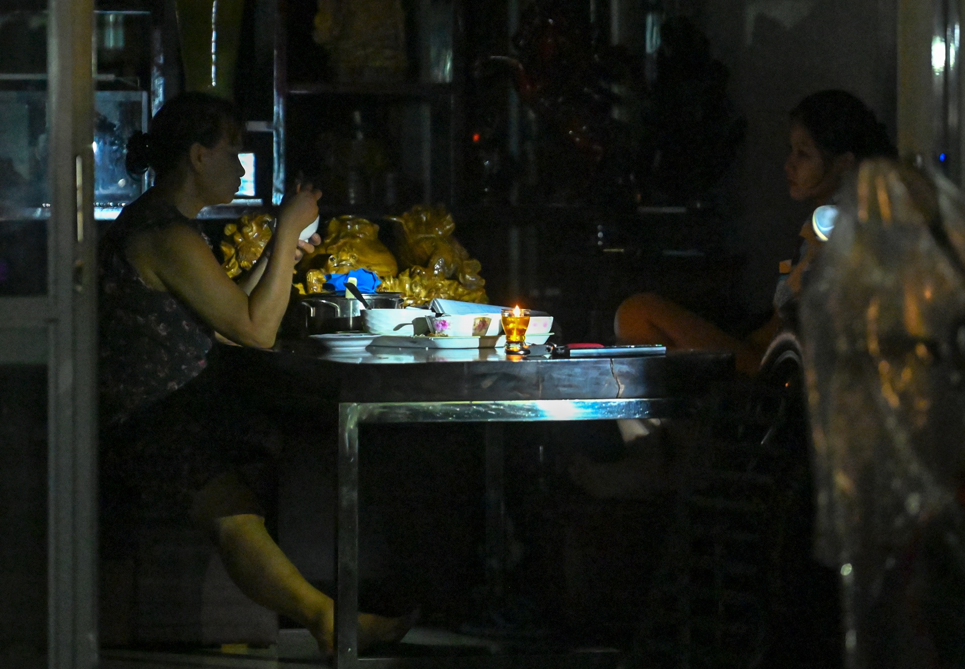 Thap nen an com vi mat dien dien rong anh 4