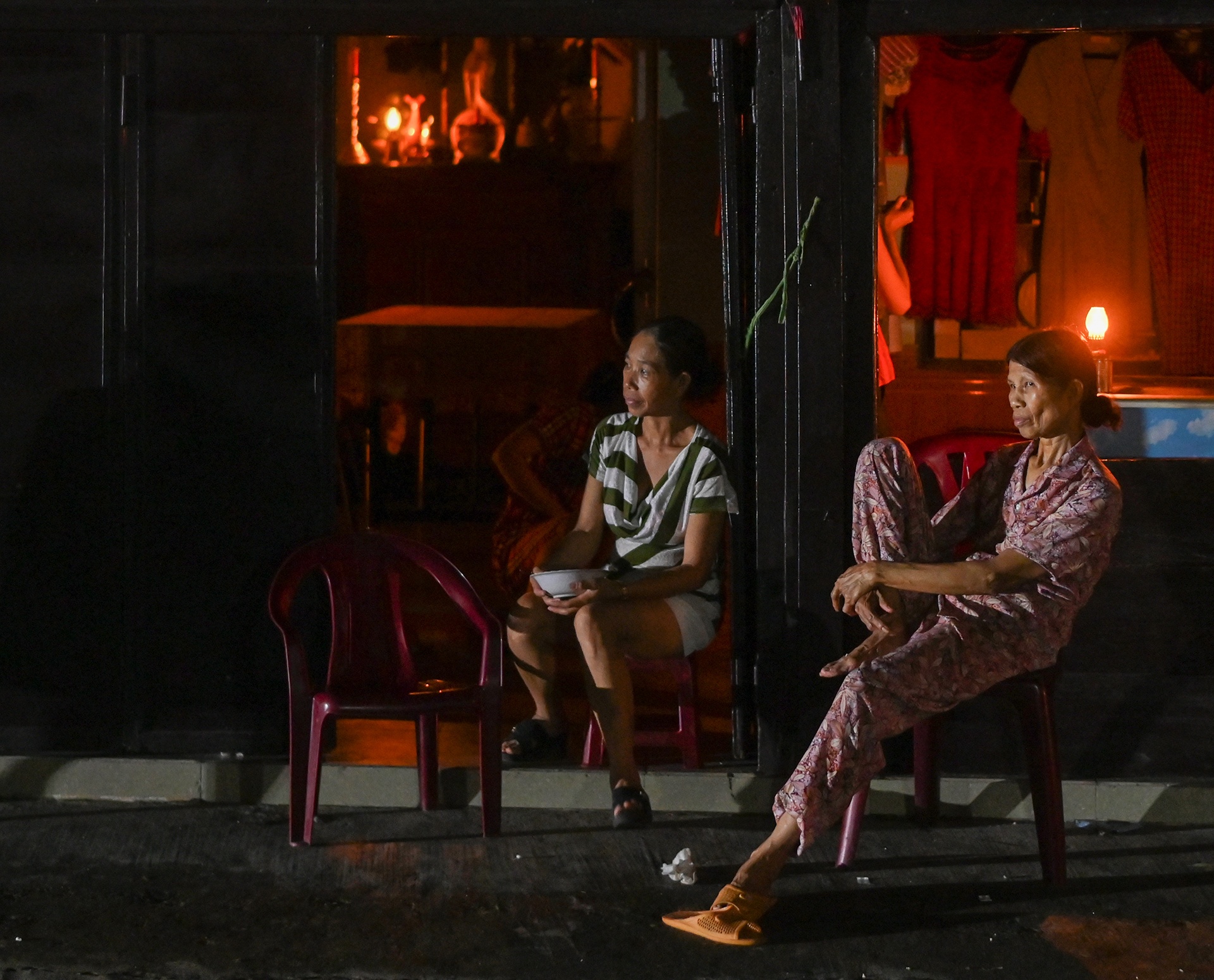 Nguoi Hue xep hang mua bong den sau bao hinh anh