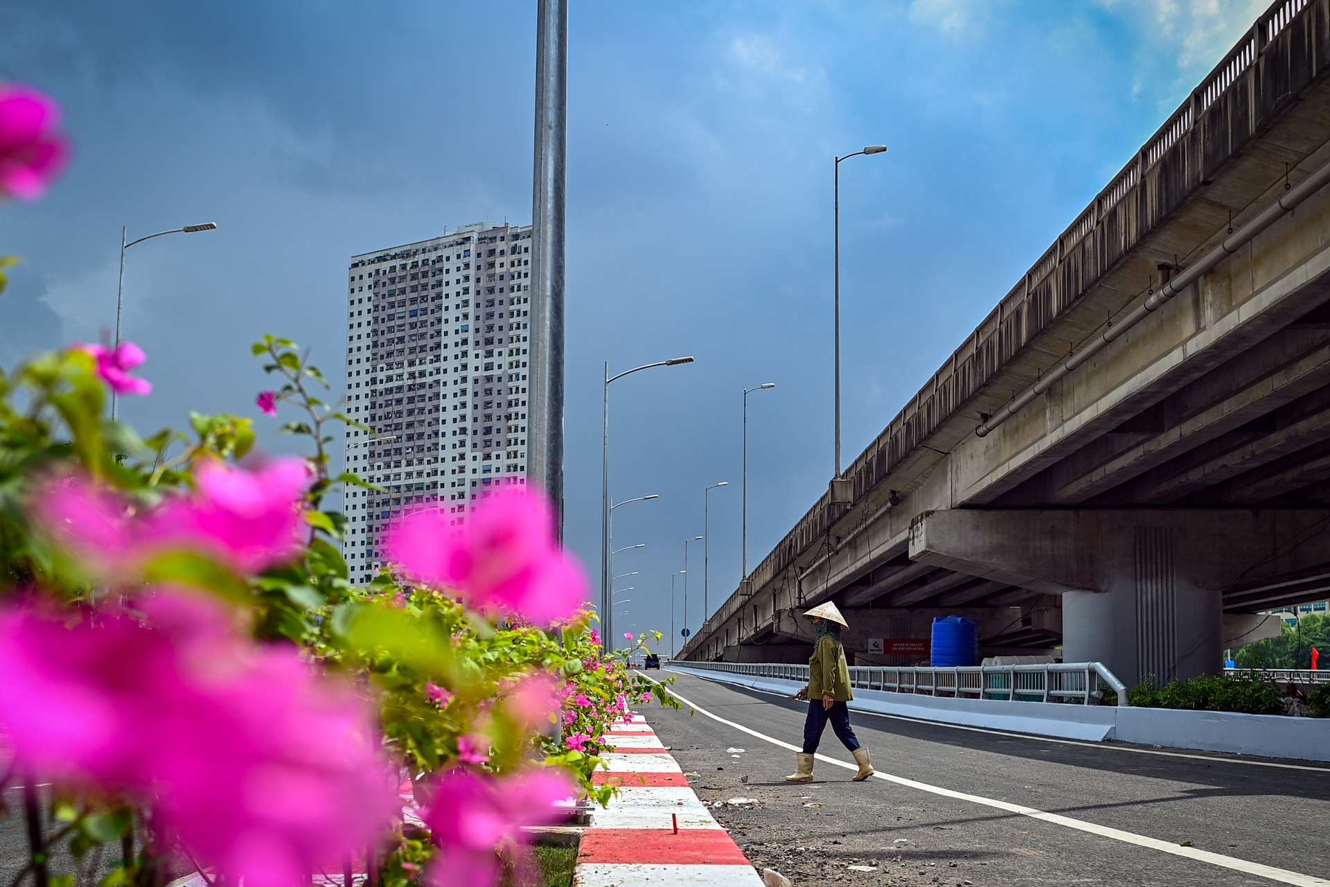 thong xe cau vuot thap qua ho linh dam anh 11