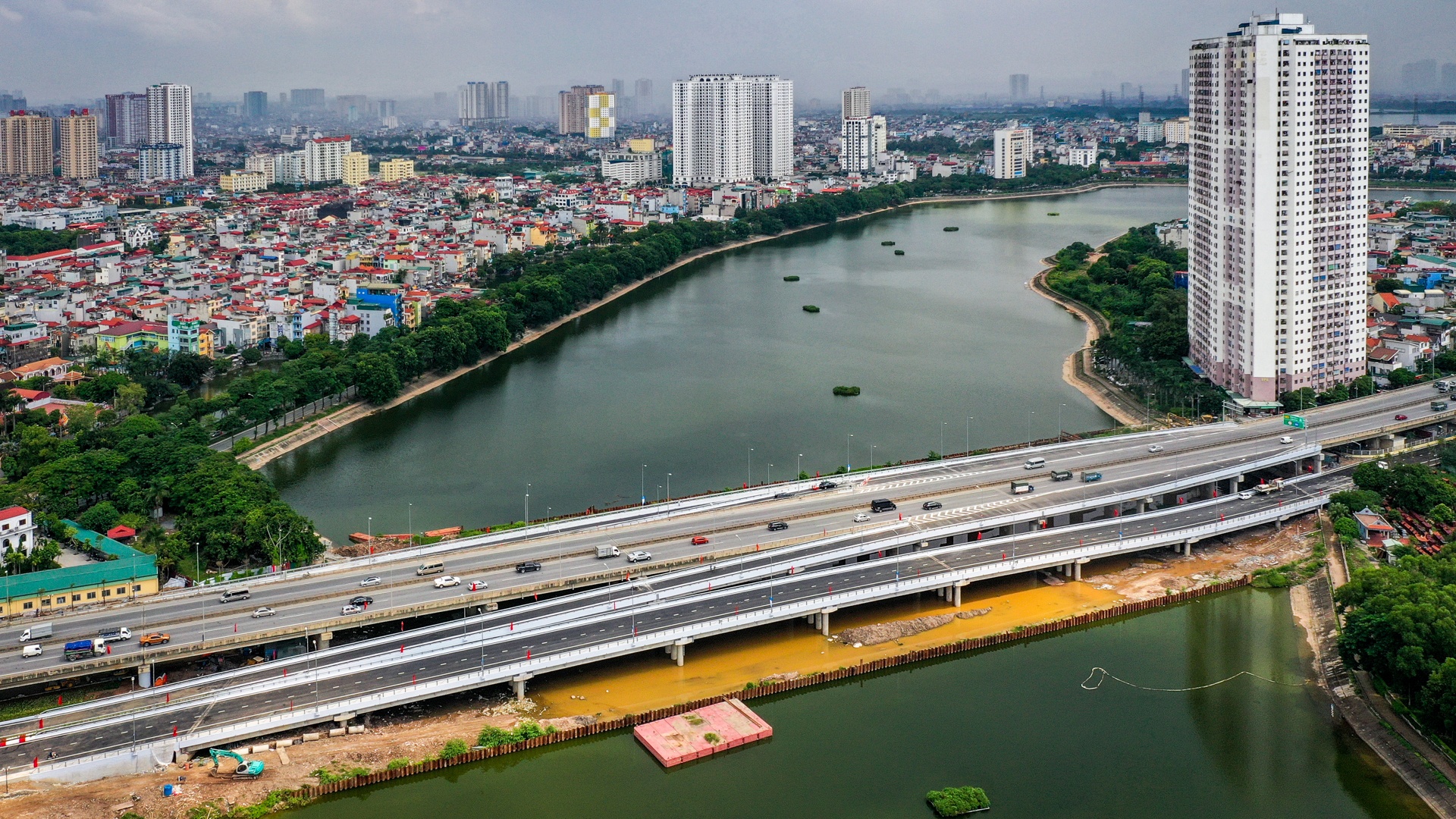 thong xe cau vuot thap qua ho linh dam anh 12