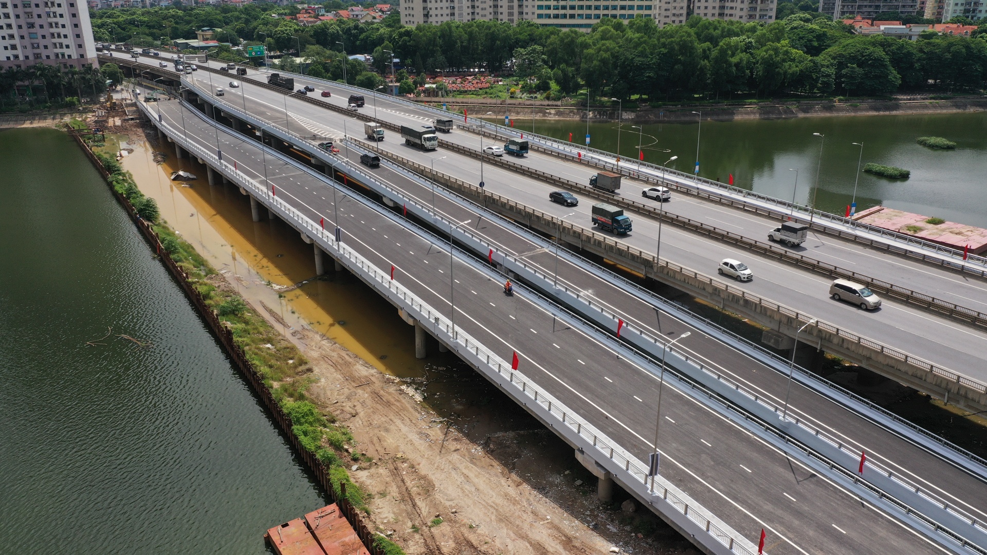 thong xe cau vuot thap qua ho linh dam anh 5