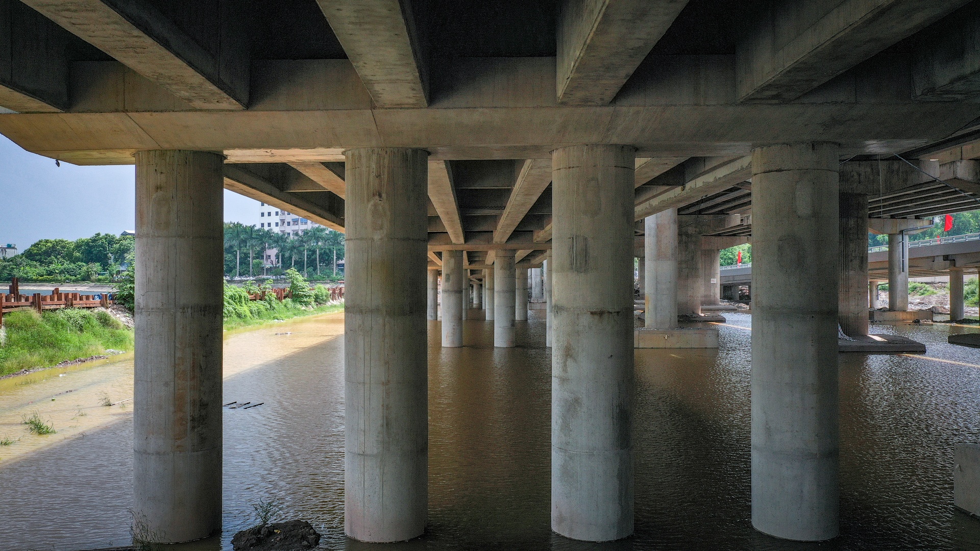 thong xe cau vuot thap qua ho linh dam anh 6