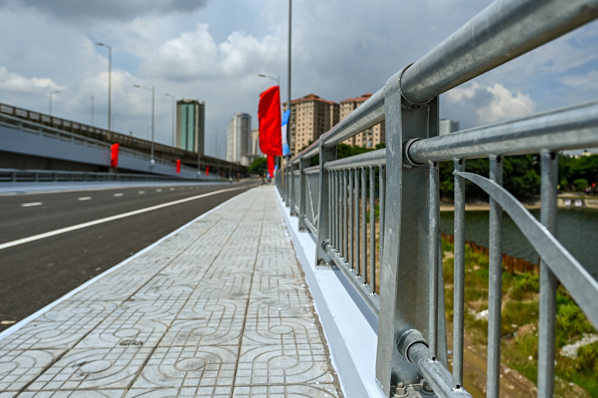 thong xe cau vuot thap qua ho linh dam anh 7