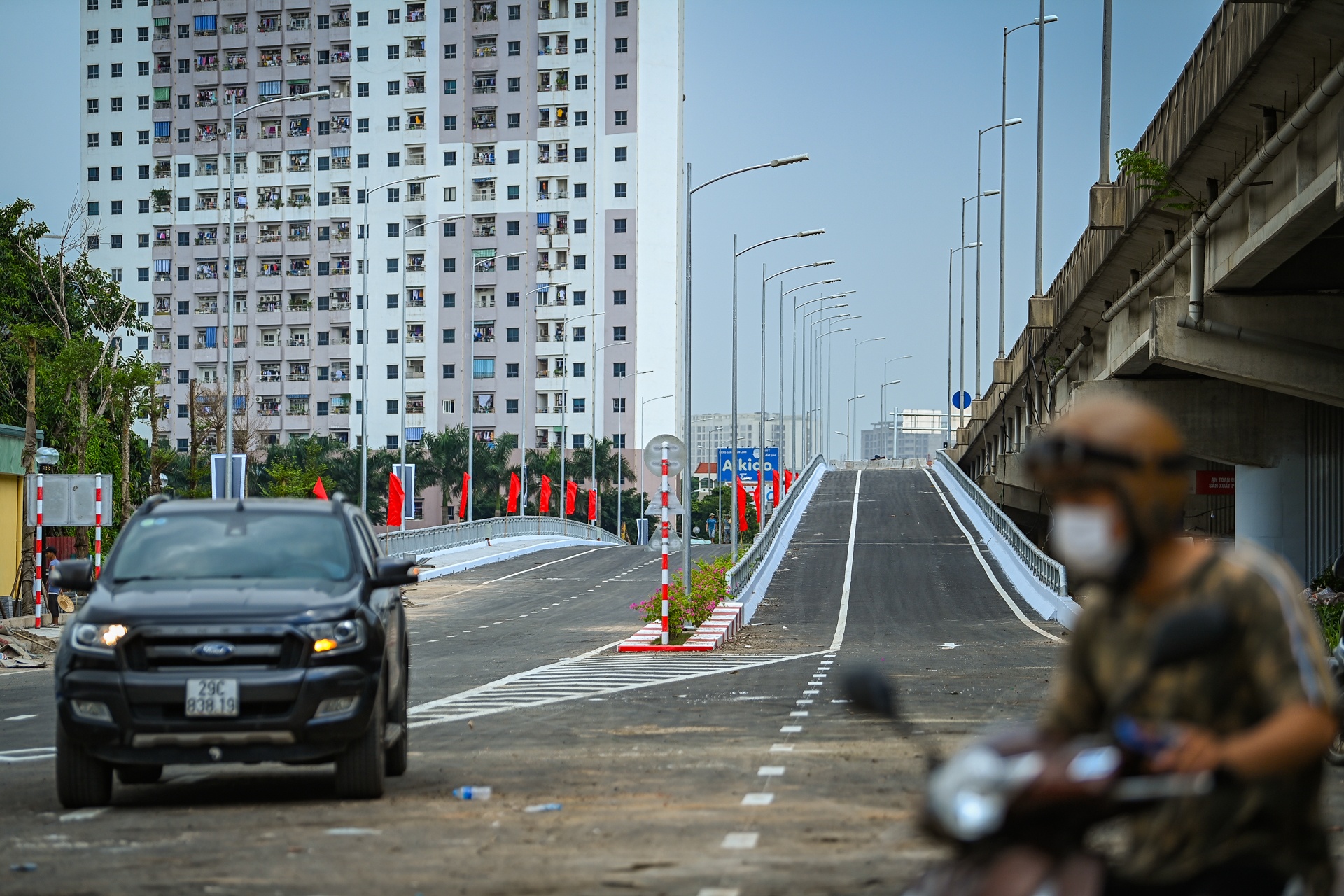 thong xe cau vuot thap qua ho linh dam anh 8