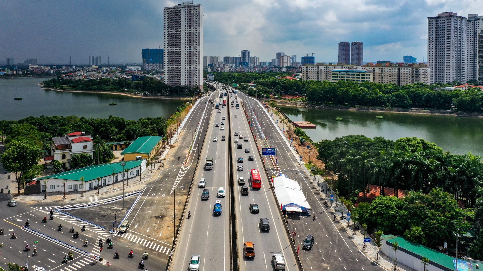 Thong xe cau vuot ho Linh Dam hinh anh