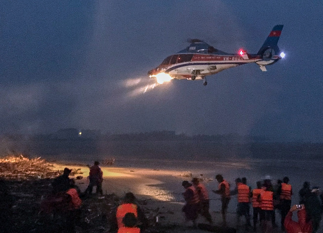 Ba lan giai cuu bat thanh nguoi mac ket tren tau Vietship 01 hinh anh