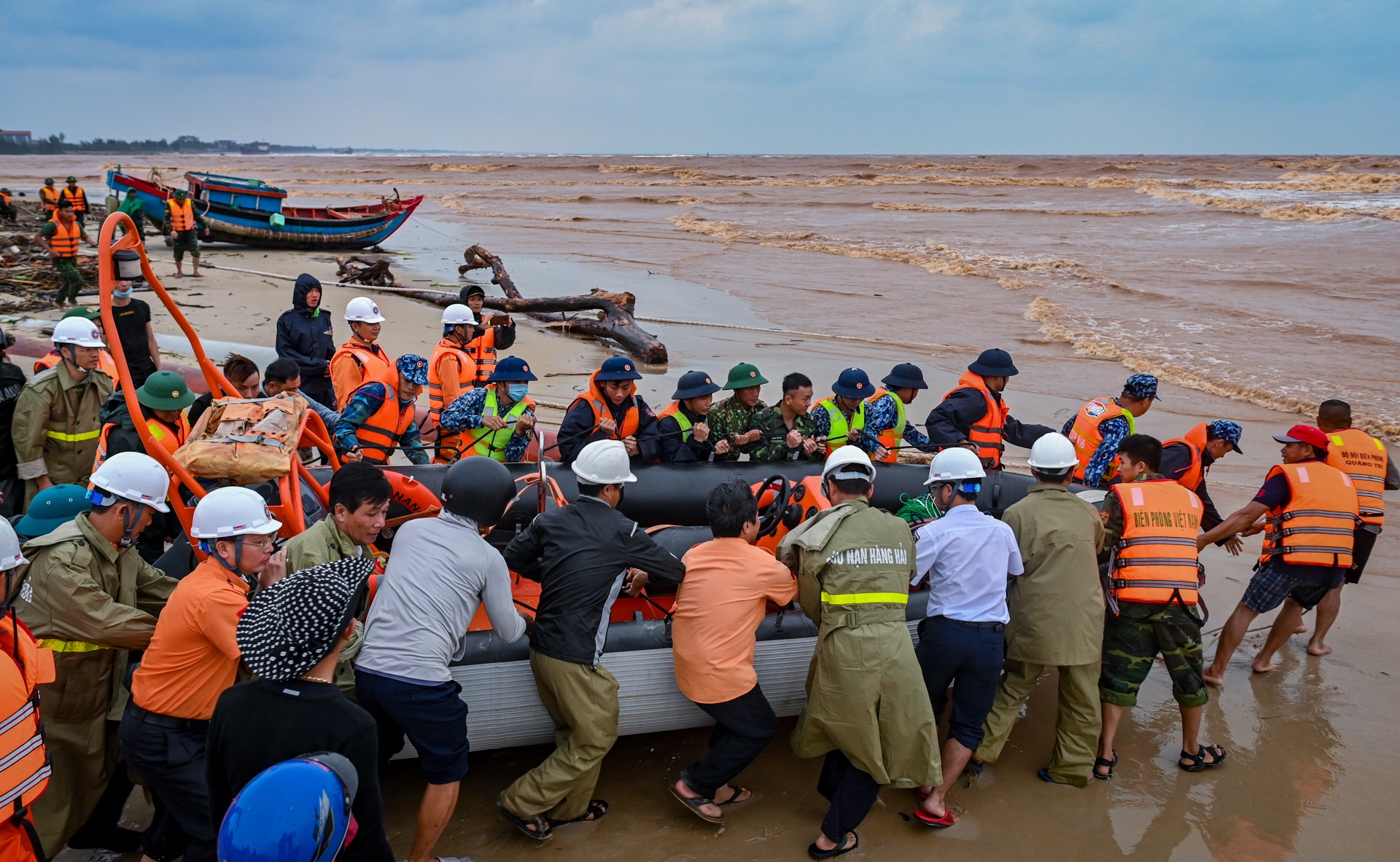 Giai cuu cac thuyen vien tren tau Vietship 01 anh 12