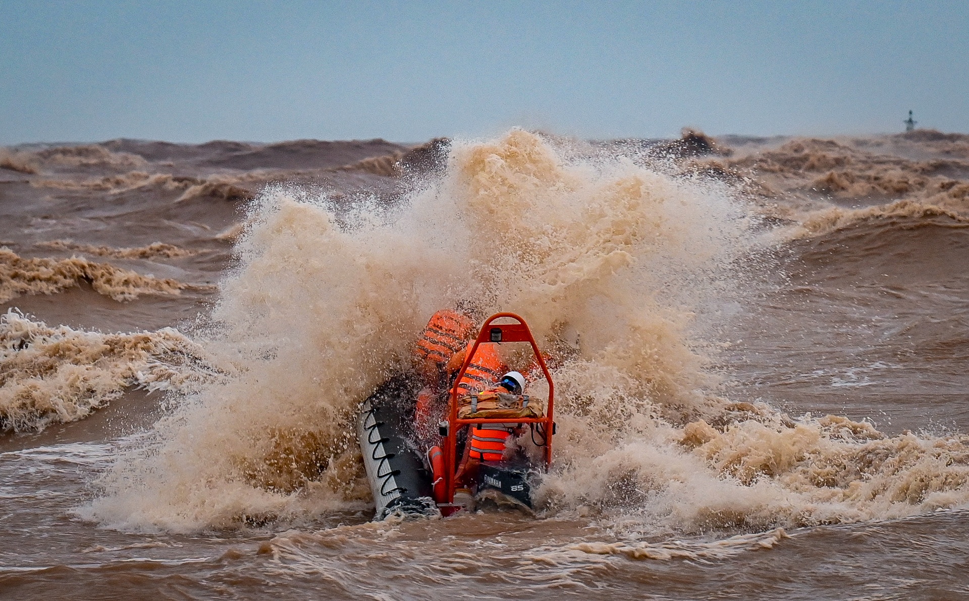 Giai cuu cac thuyen vien tren tau Vietship 01 anh 13