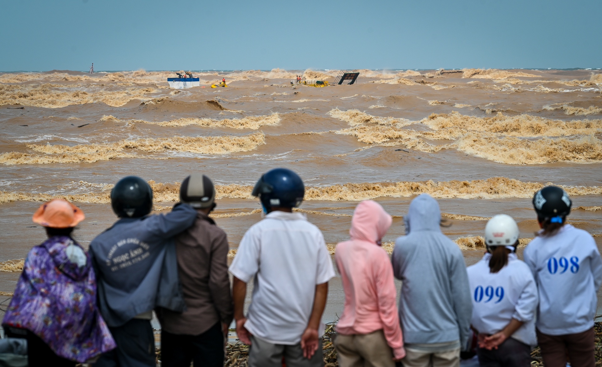 Giai cuu cac thuyen vien tren tau Vietship 01 anh 2