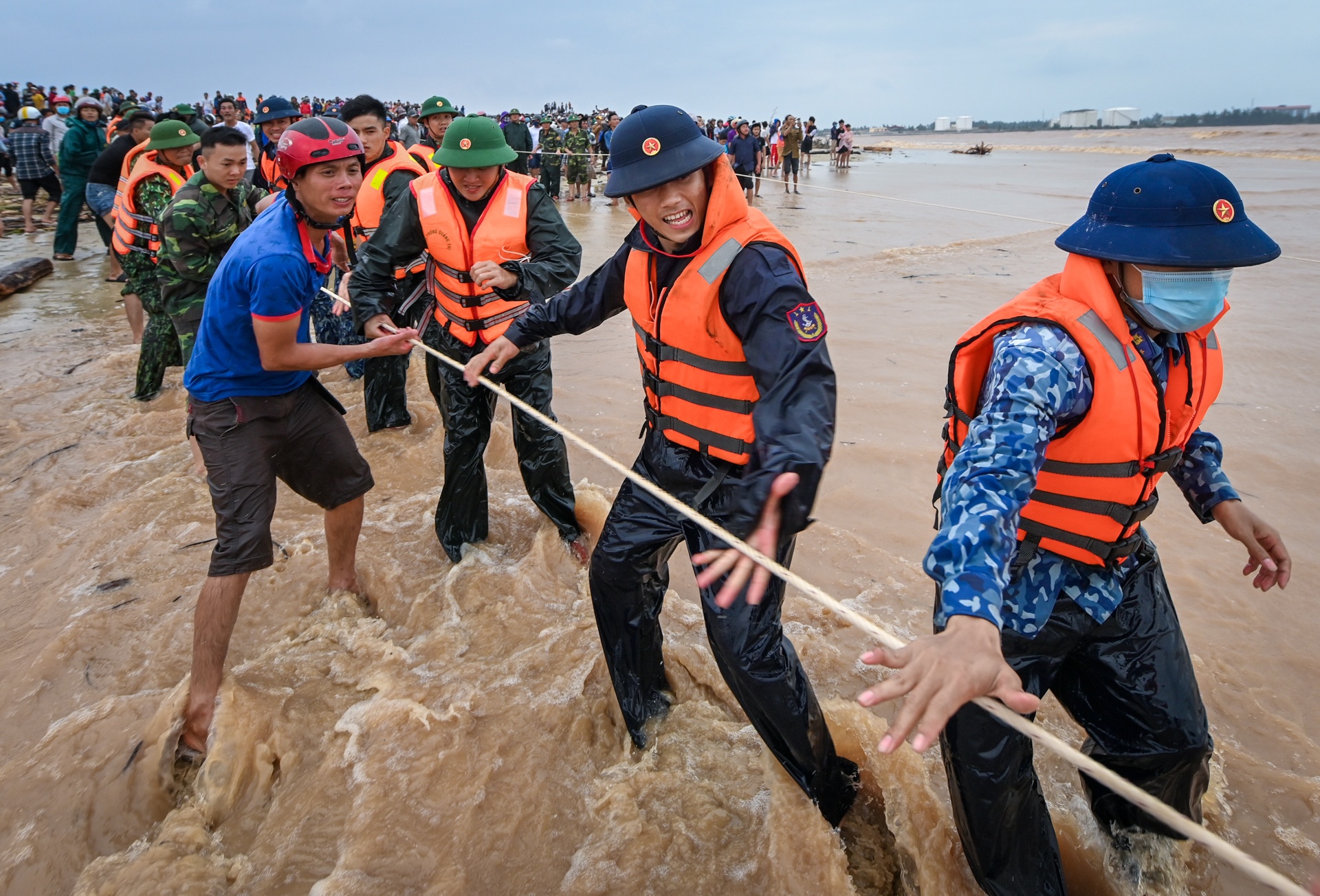 Giai cuu cac thuyen vien tren tau Vietship 01 anh 7
