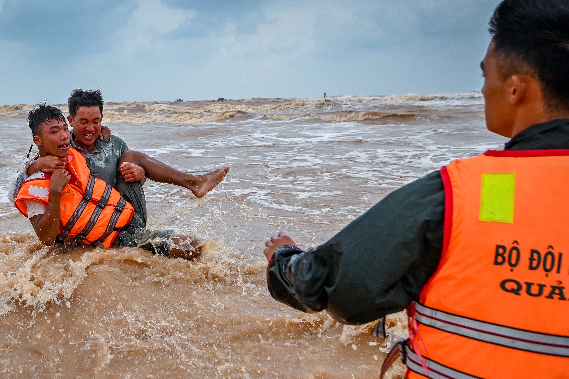Giai cuu cac thuyen vien tren tau Vietship 01 anh 8