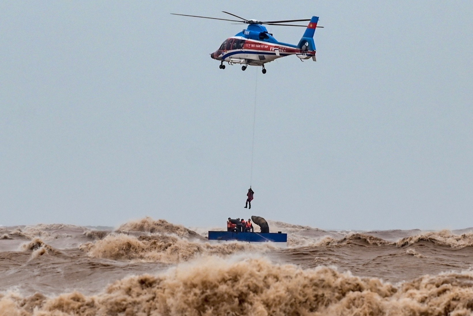 Phut sinh tu cua thuyen vien tren tau gap nan hinh anh