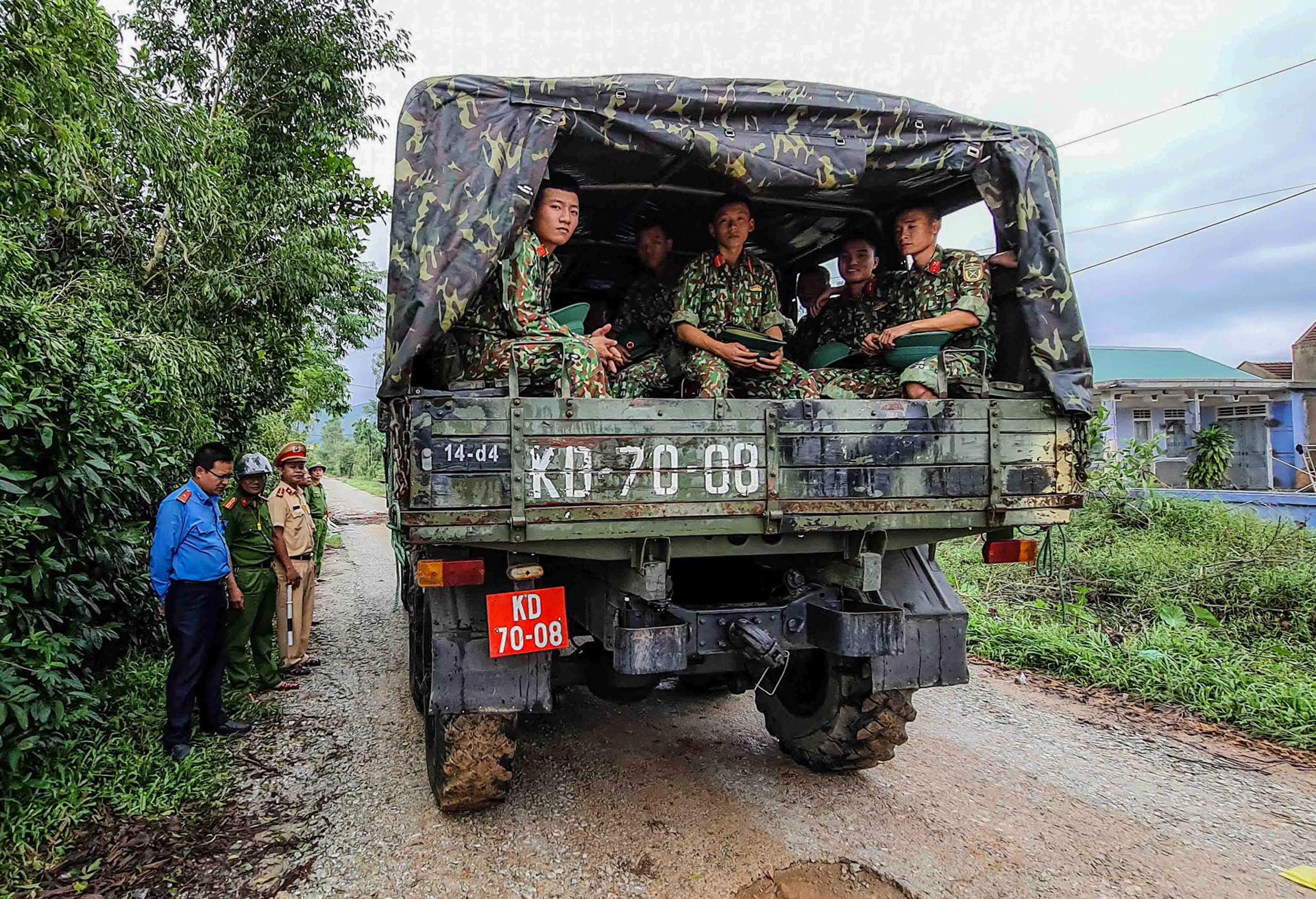 quan doi don dap ung cuu thuy dien Rao Trang 3 anh 2