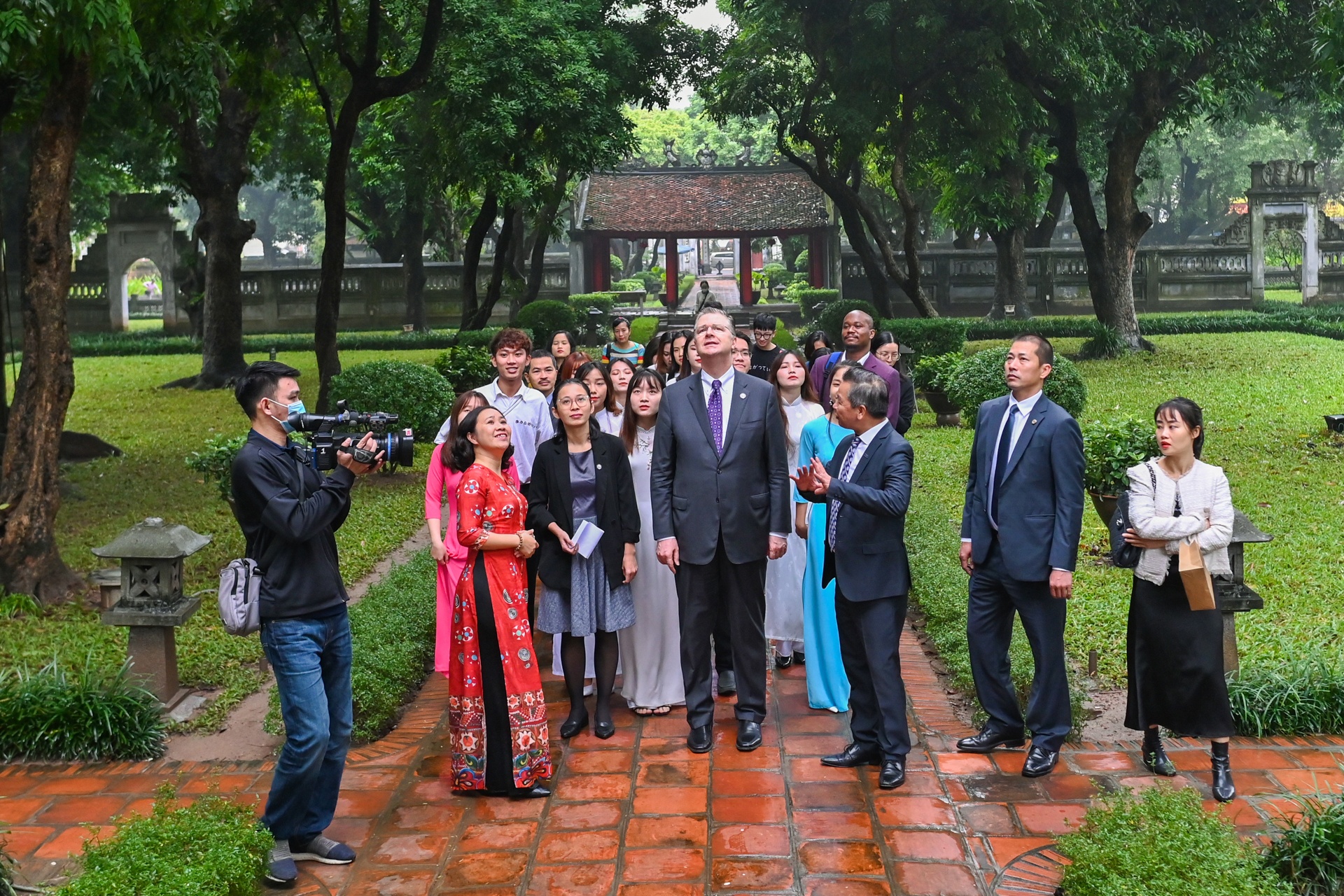 Dai su My dang huong Van Mieu Viet Nam anh 1