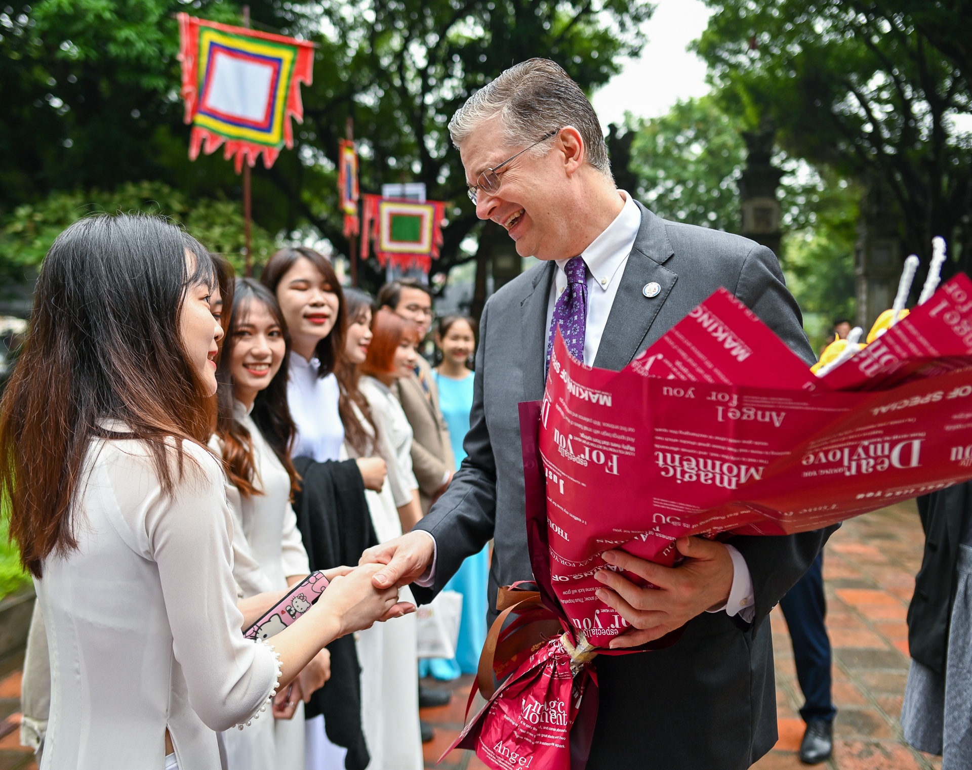 Dai su My dang huong Van Mieu Viet Nam anh 2