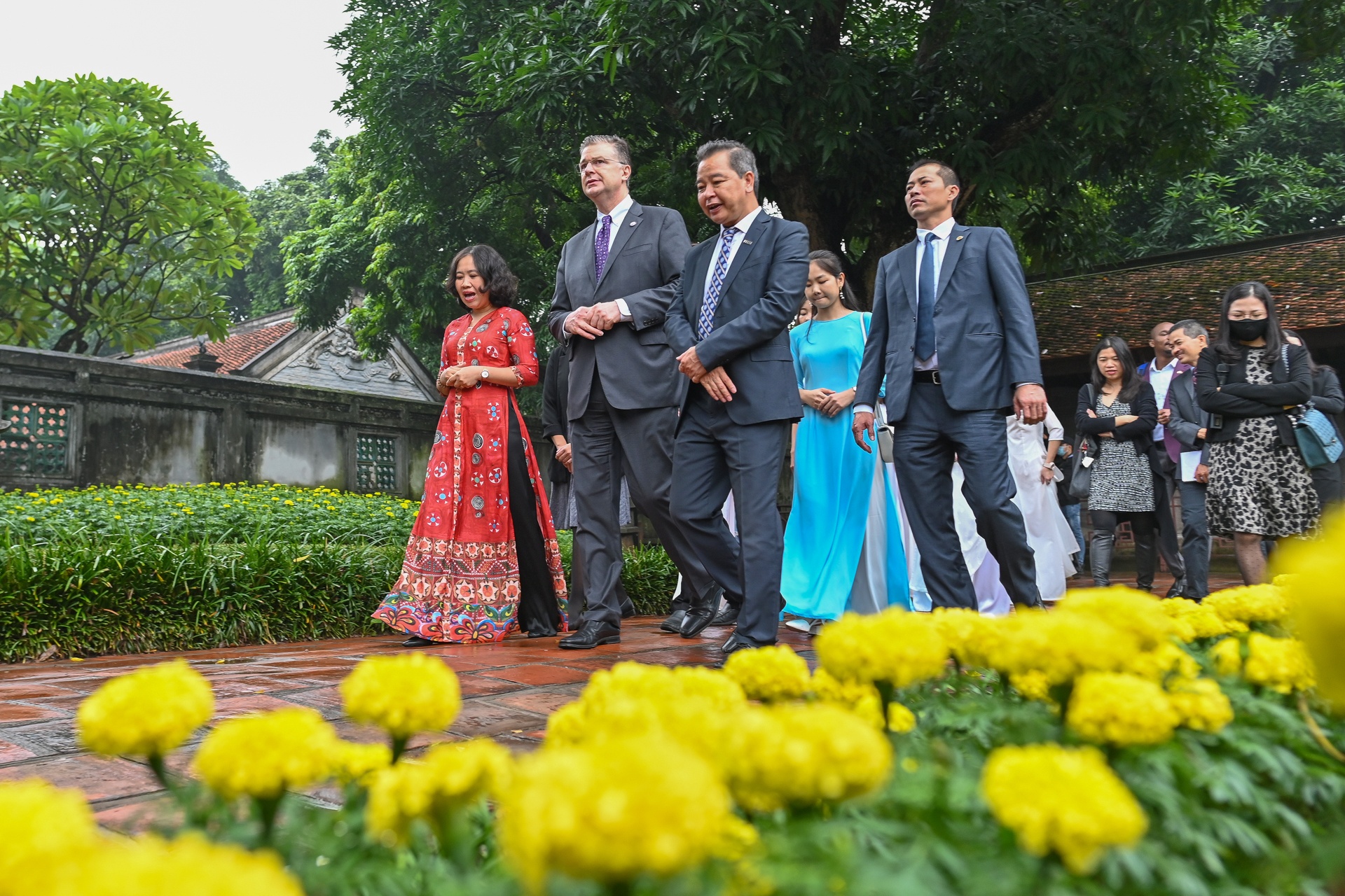 Dai su My dang huong Van Mieu Viet Nam anh 3