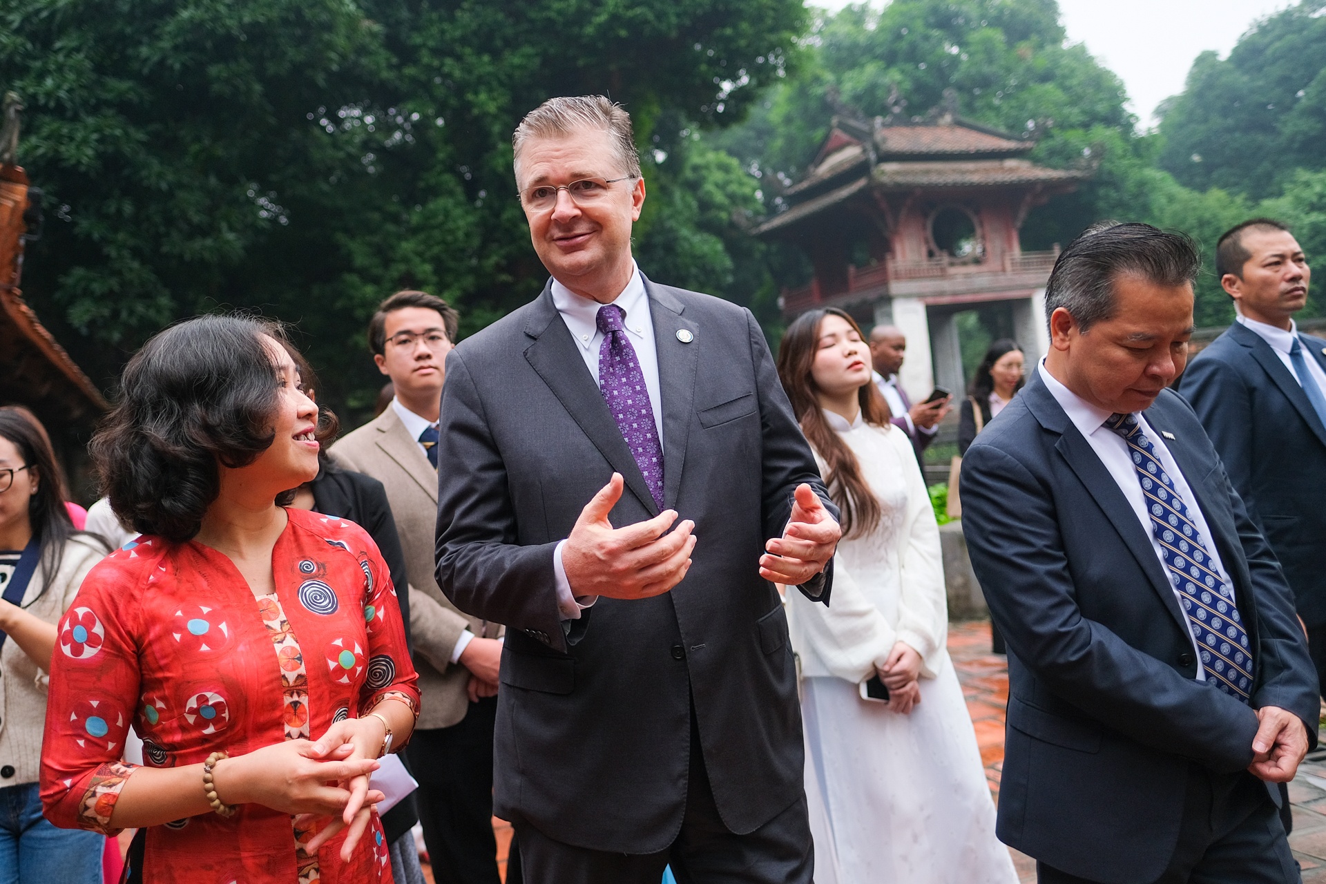 Dai su My viet thu phap, dang huong tuong niem thay giao Chu Van An hinh anh