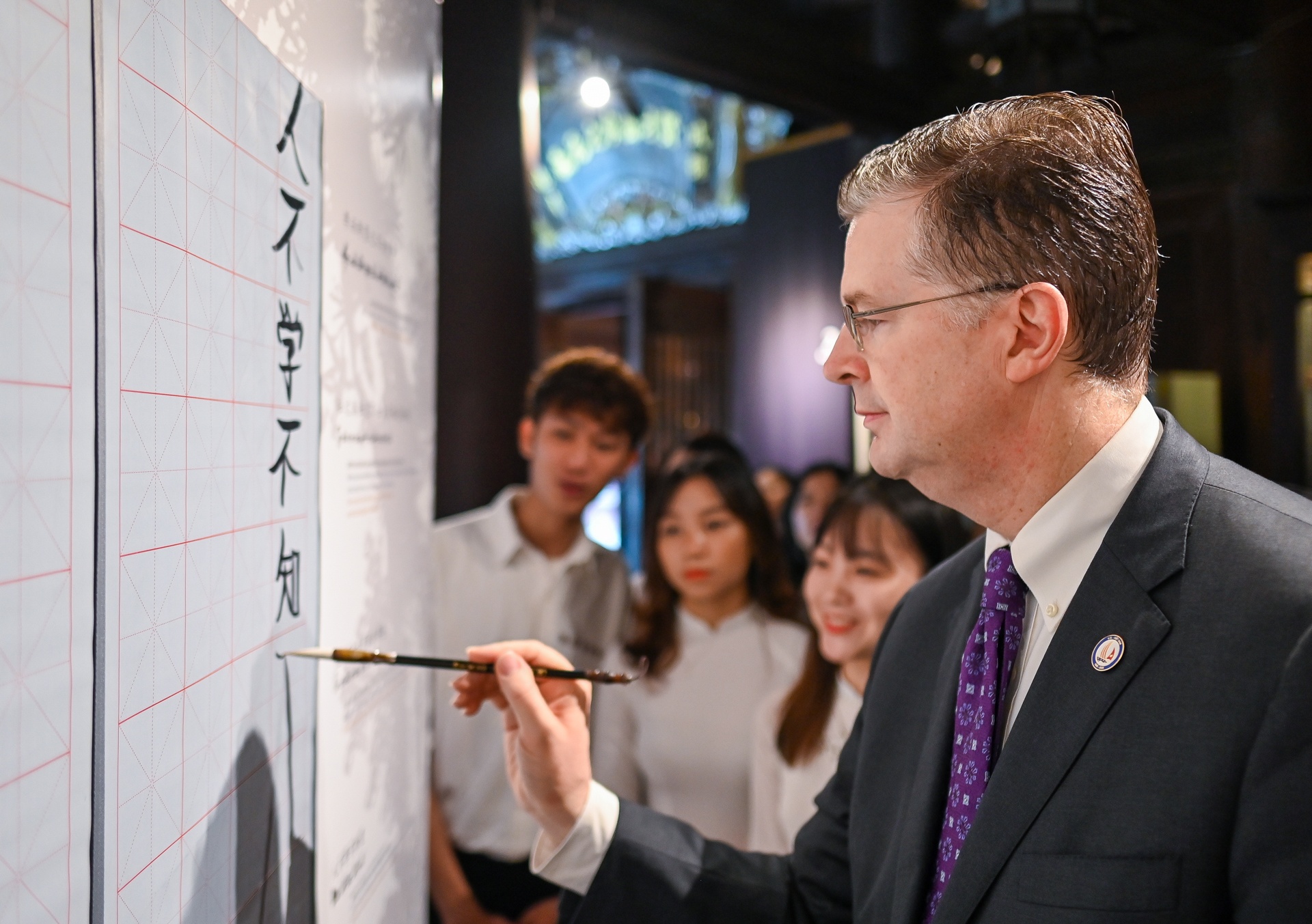 Dai su My dang huong Van Mieu Viet Nam anh 7