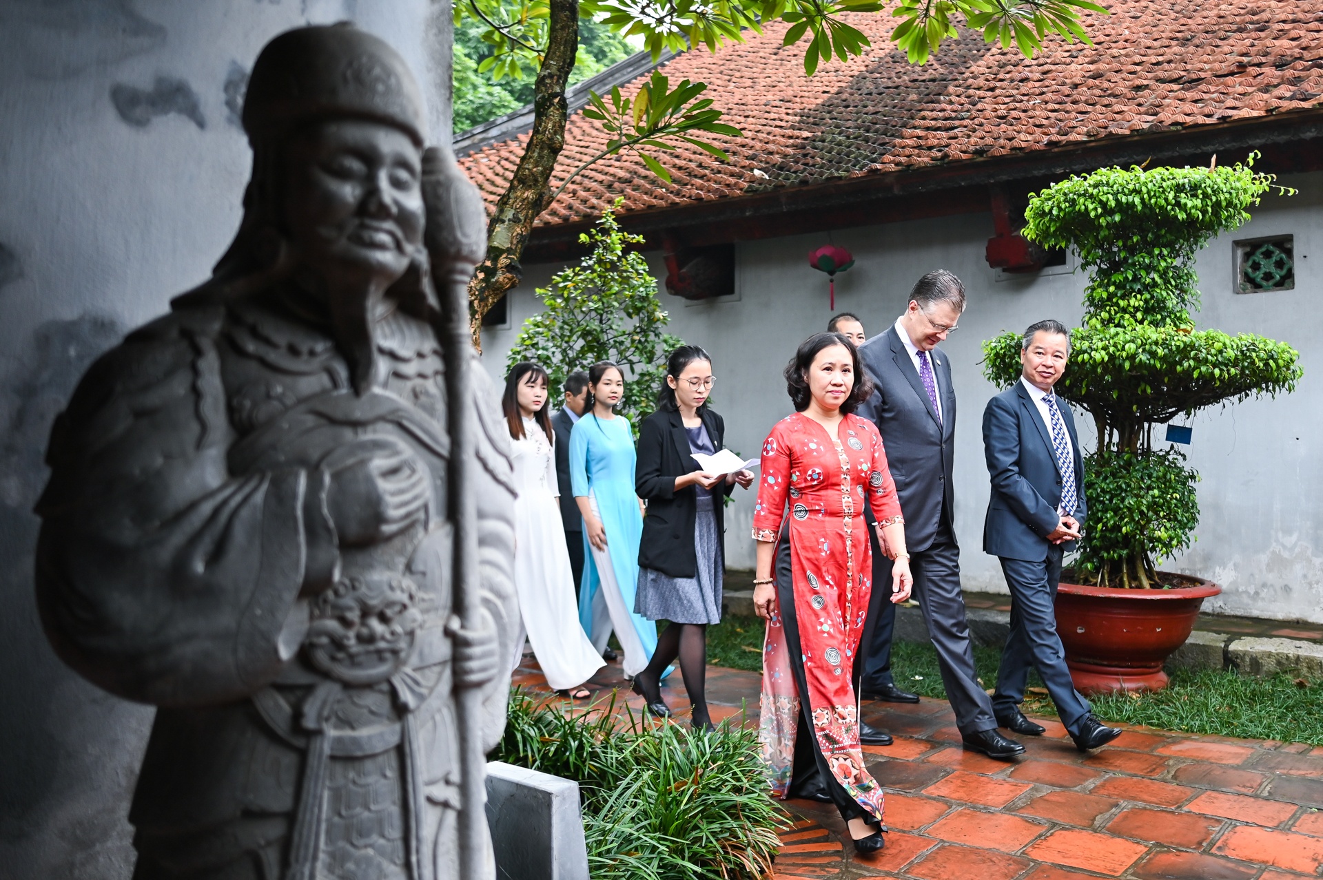 Dai su My dang huong Van Mieu Viet Nam anh 9