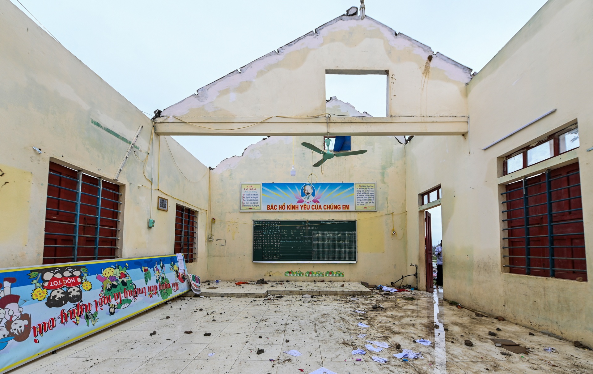 Truong hoc tan hoang sau bao so 13, hoc sinh ngoi nho nha van hoa thon hinh anh