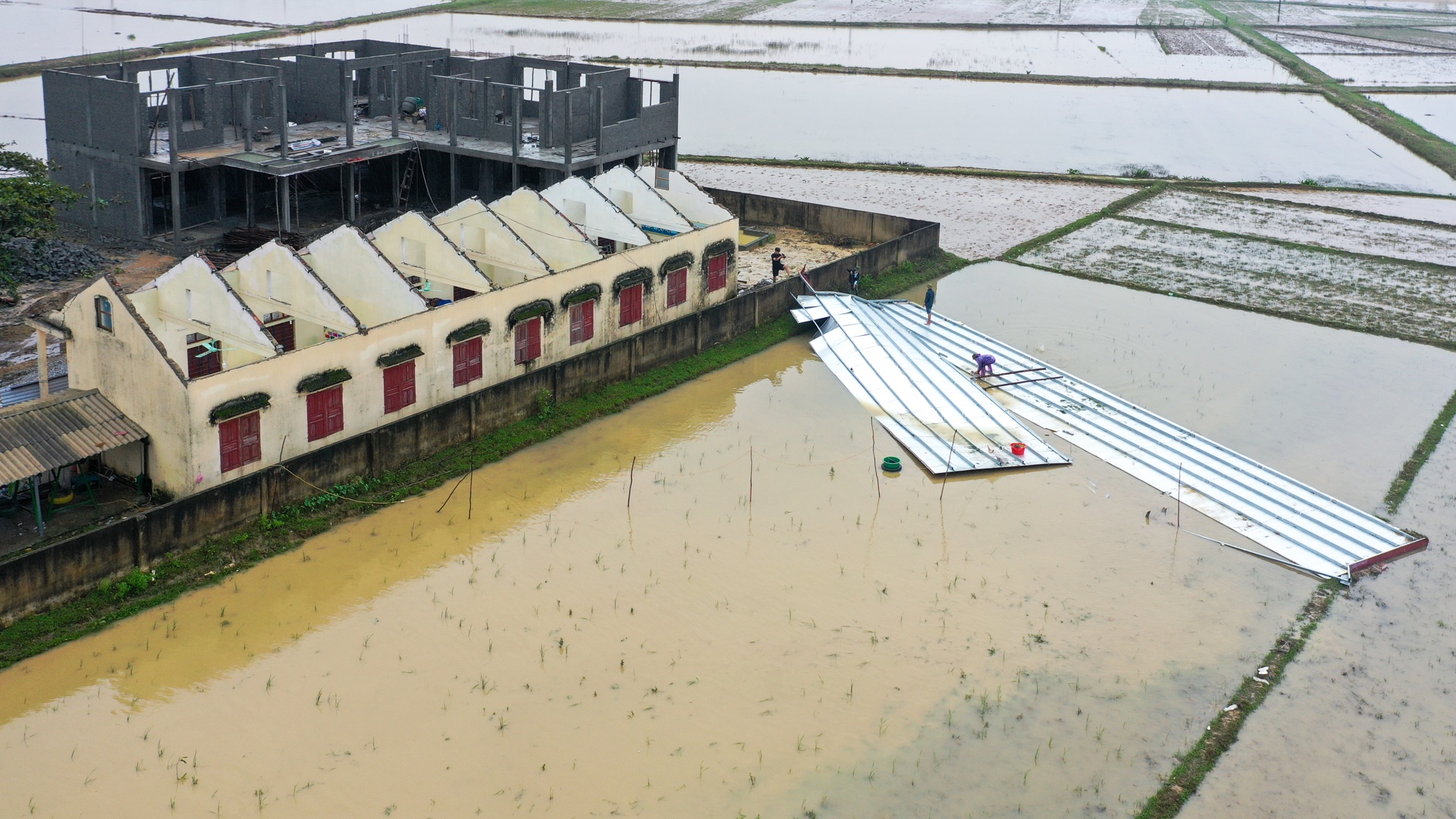 Bao so 13 khien truong hoc o Quang Binh toc mai anh 1