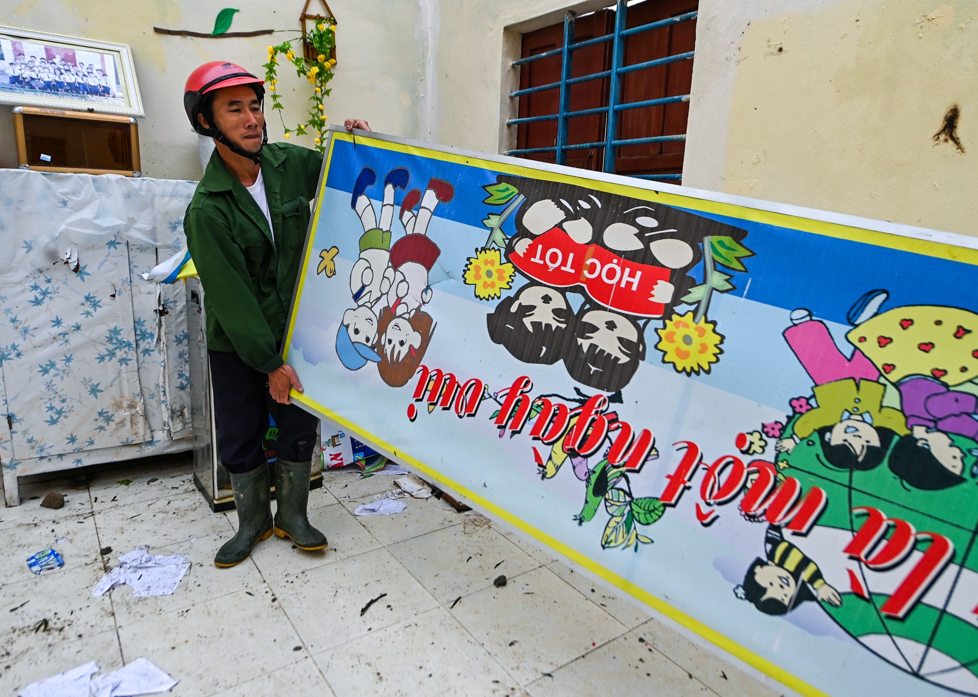 Bao so 13 khien truong hoc o Quang Binh toc mai anh 2