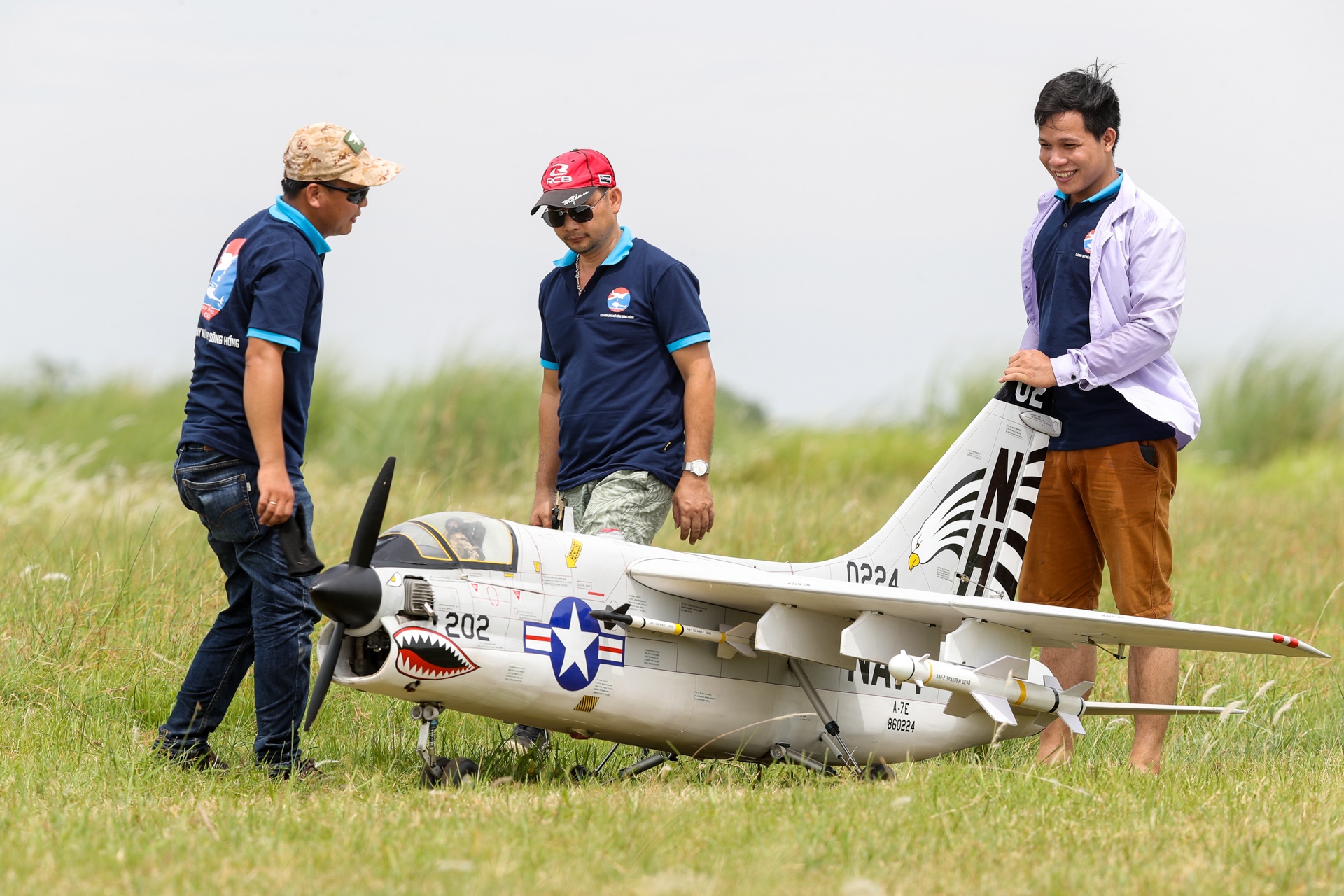 Gioi tre chinh phuc bau troi bang may bay mo hinh hinh anh