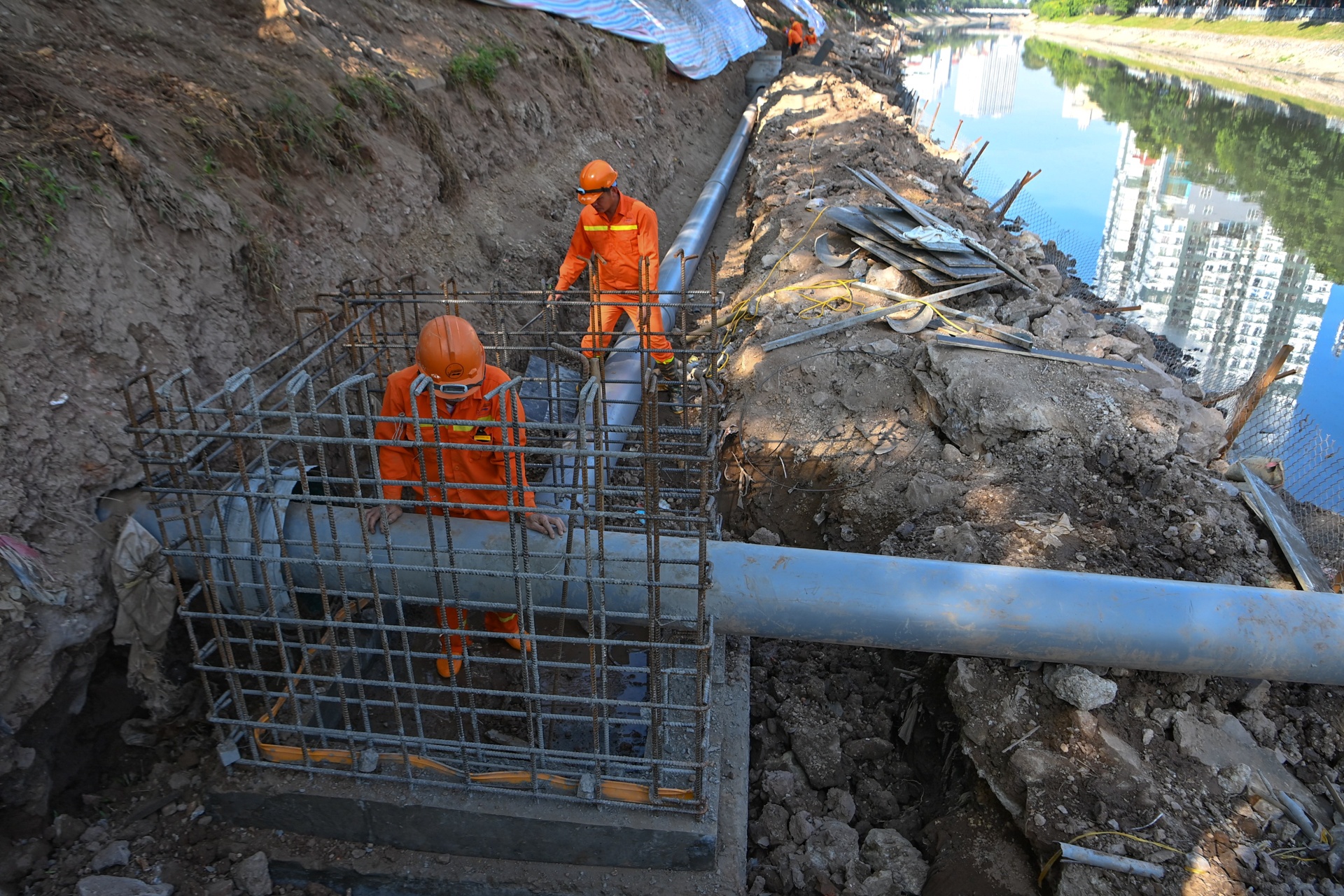Lap cong ngam tach nuoc thai doc song To Lich hinh anh