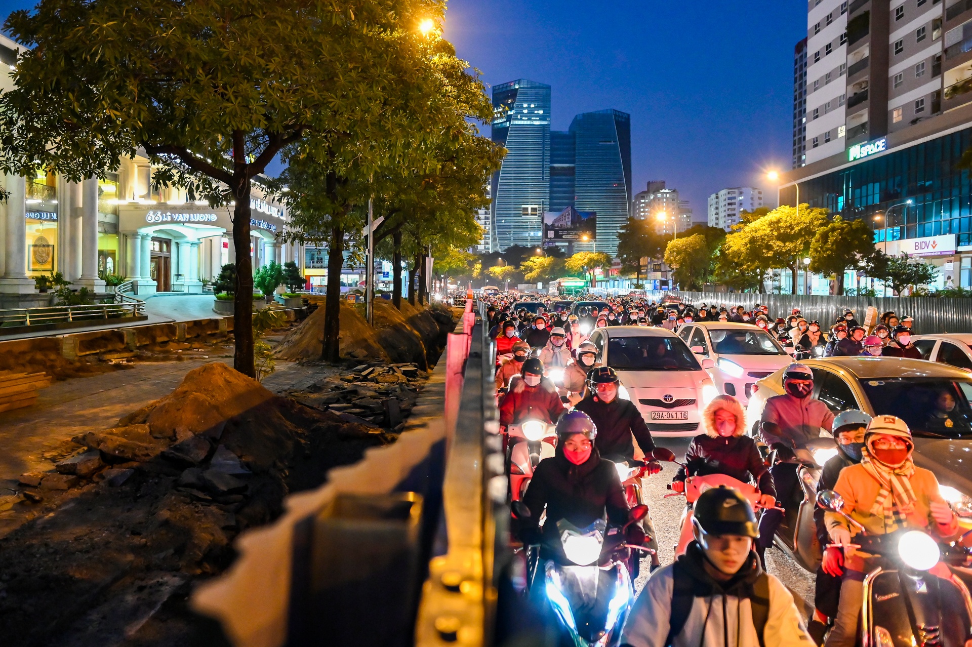 Un tac tai nut that co chai tren duong Le Van Luong hinh anh