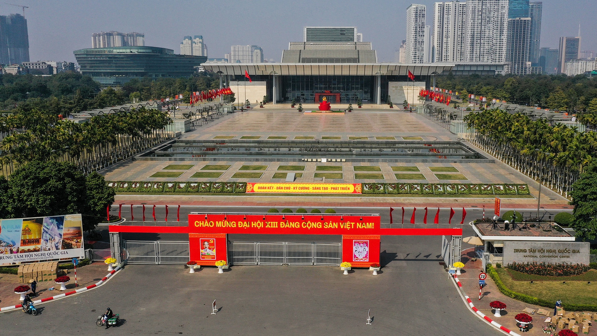 Duong pho trang hoang chao don Dai hoi Dang anh 1