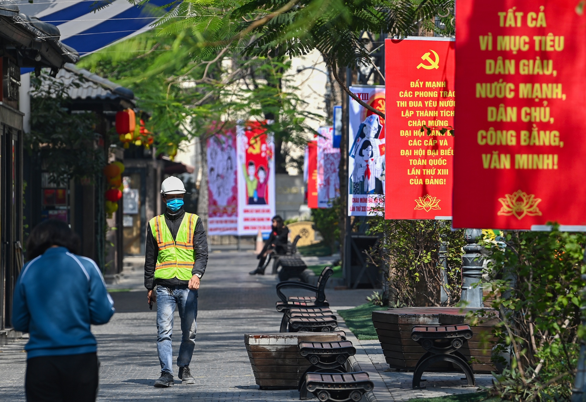 Duong pho trang hoang chao don Dai hoi Dang anh 9