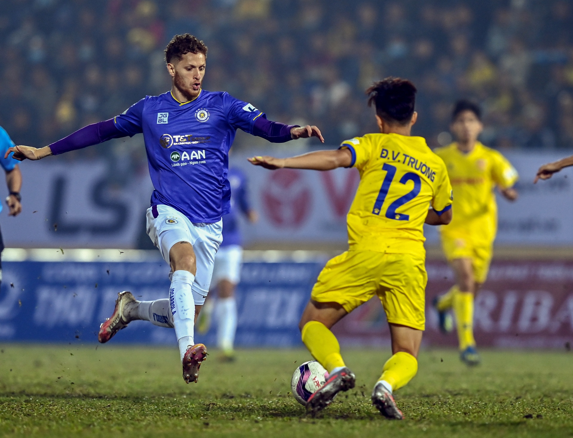 Nam Dinh dai thang Ha Noi tren chao lua Thien Truong anh 3