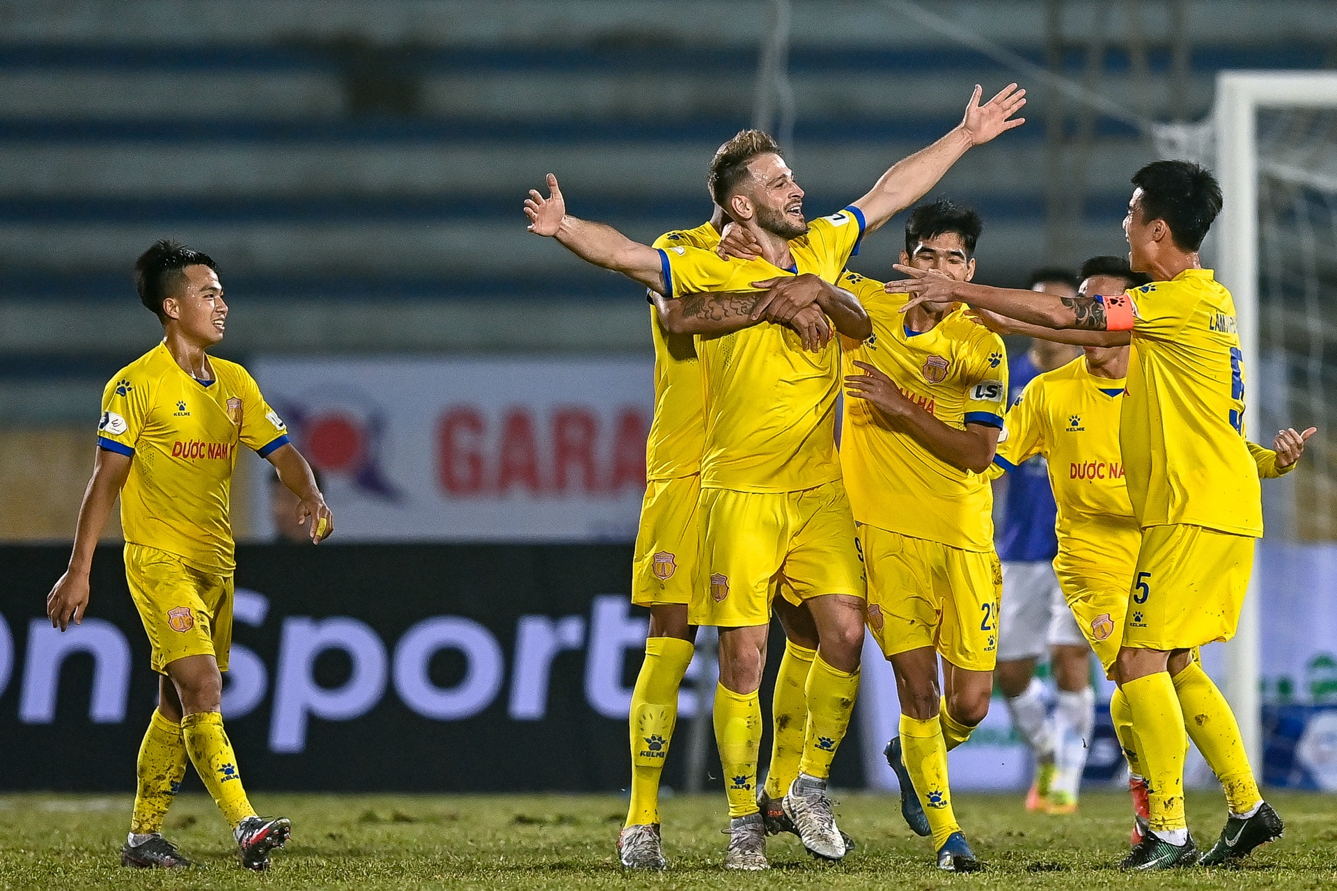 Nam Dinh dai thang Ha Noi tren chao lua Thien Truong anh 5