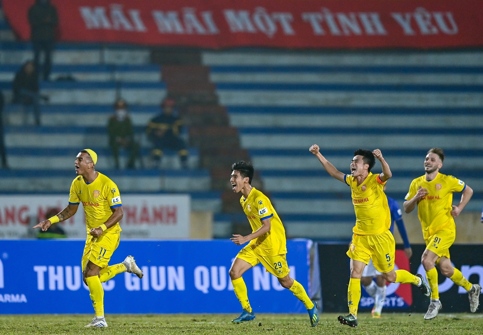 Nam Dinh dai thang Ha Noi tren chao lua Thien Truong anh 6