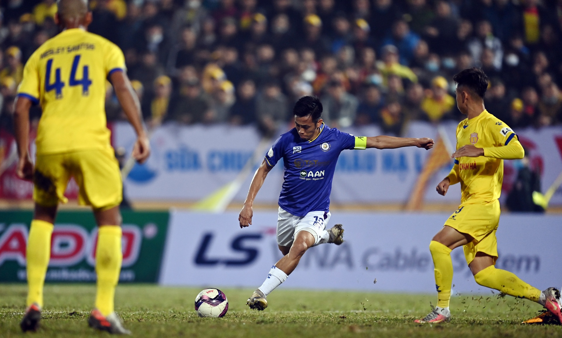 Nam Dinh dai thang Ha Noi tren chao lua Thien Truong anh 7