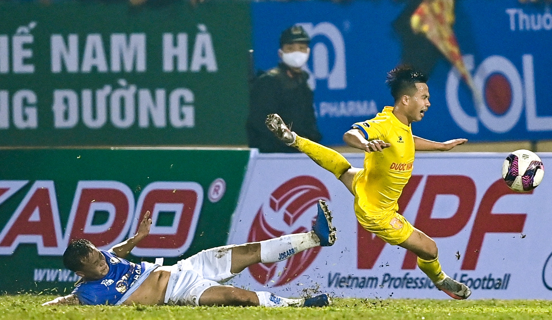Nam Dinh dai thang Ha Noi tren chao lua Thien Truong anh 9