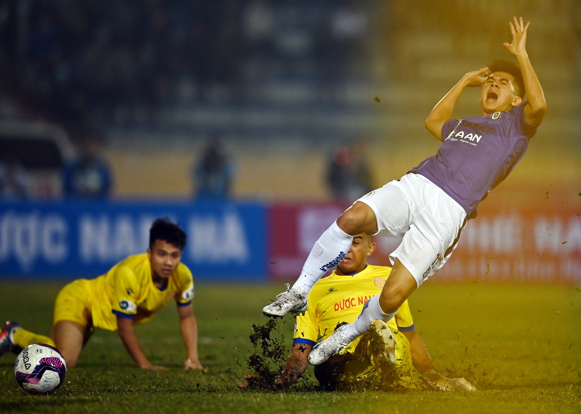CLB Ha Noi sup do tren san Thien Truong hinh anh