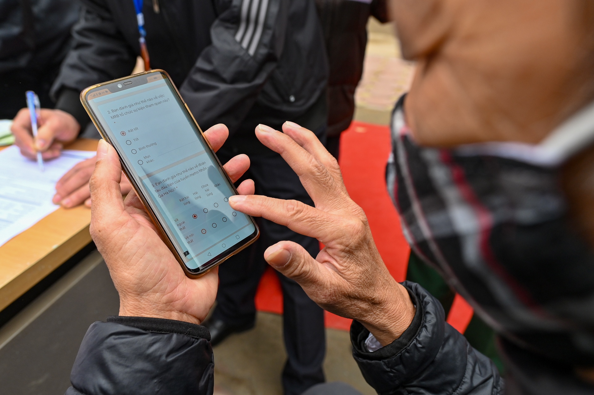 Nguoi dan tham quan tau Metro Nhon - ga Ha Noi anh 12