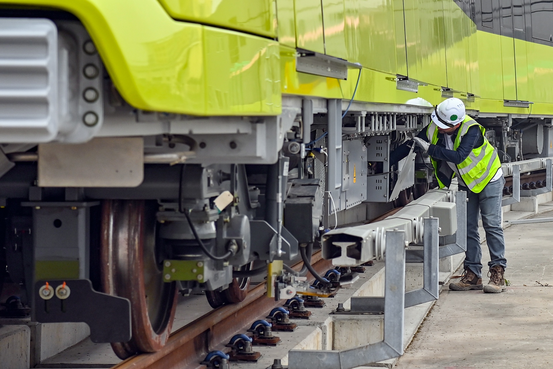 Nguoi dan tham quan tau Metro Nhon - ga Ha Noi anh 2