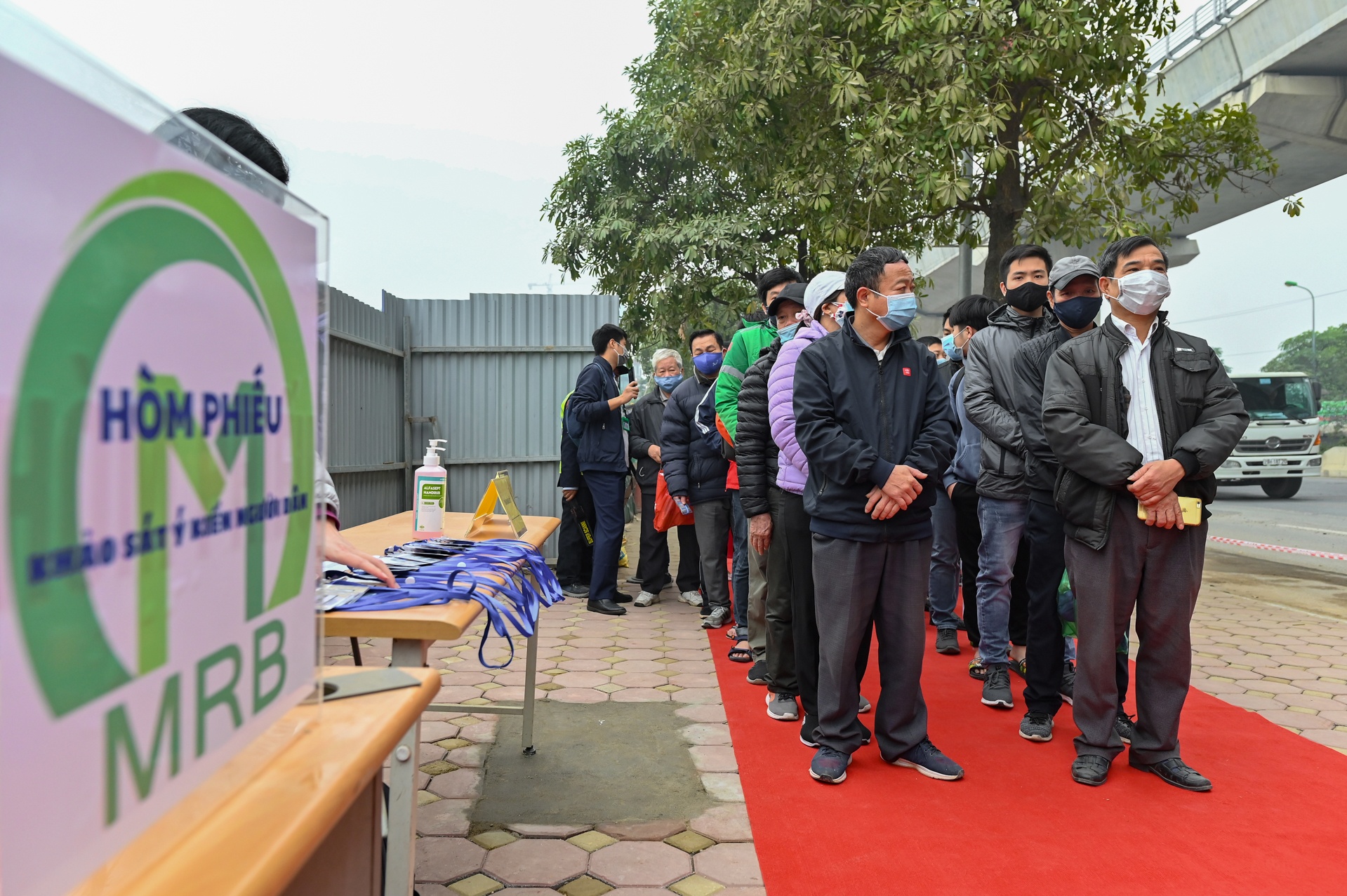 Nguoi dan tham quan tau Metro Nhon - ga Ha Noi anh 3