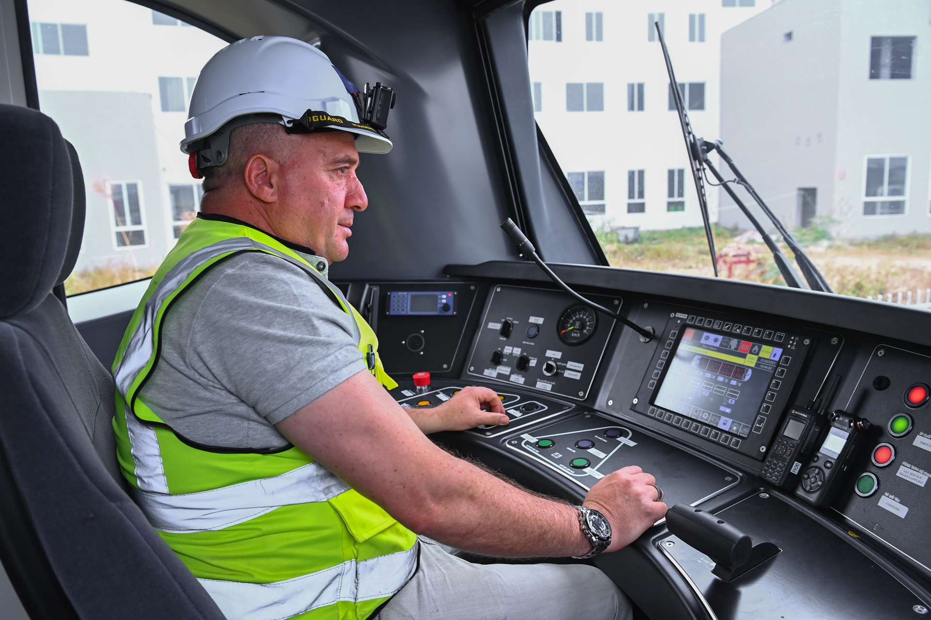 Nguoi dan tham quan tau Metro Nhon - ga Ha Noi anh 8