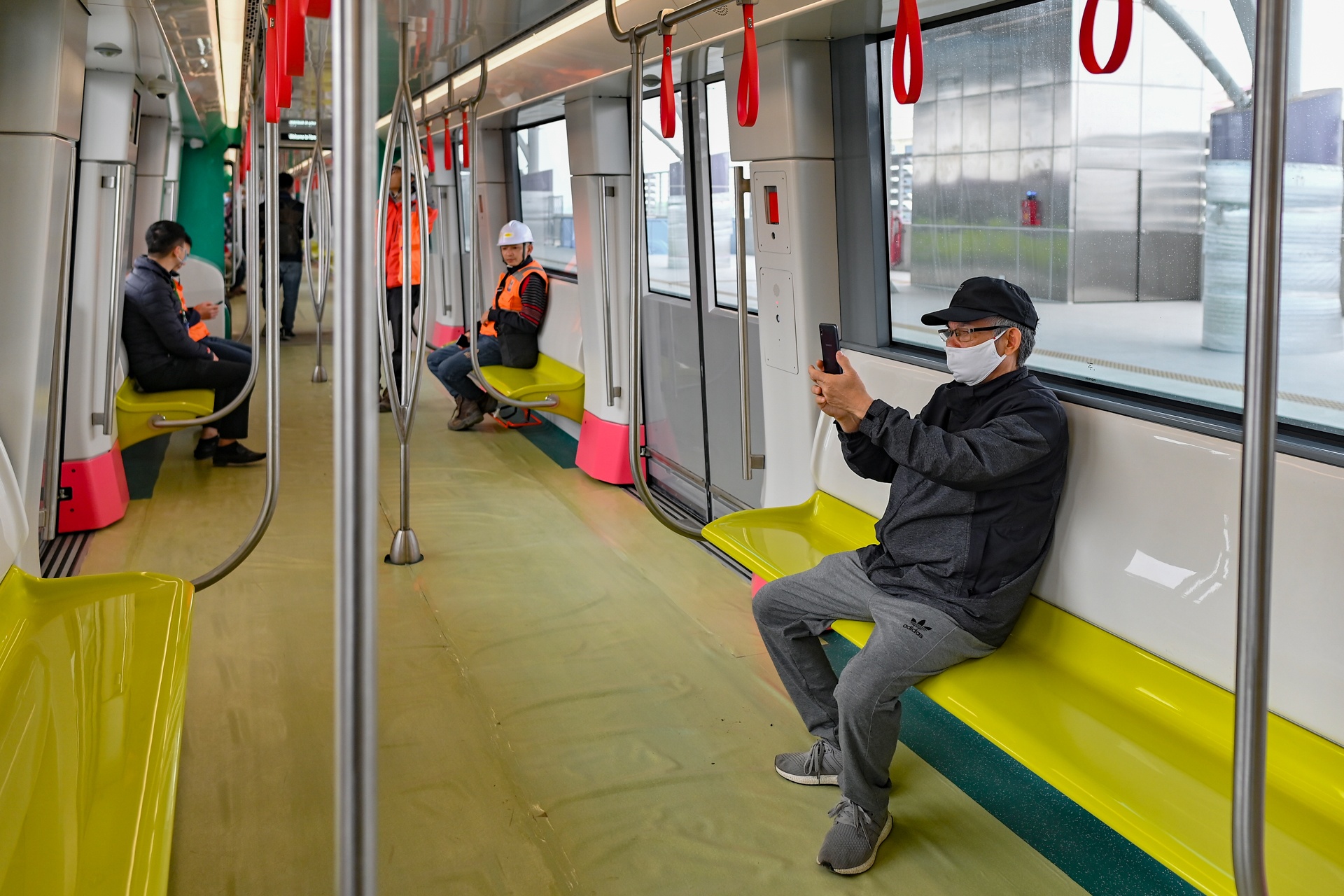 Nguoi dan tham quan tau Metro Nhon - ga Ha Noi anh 9