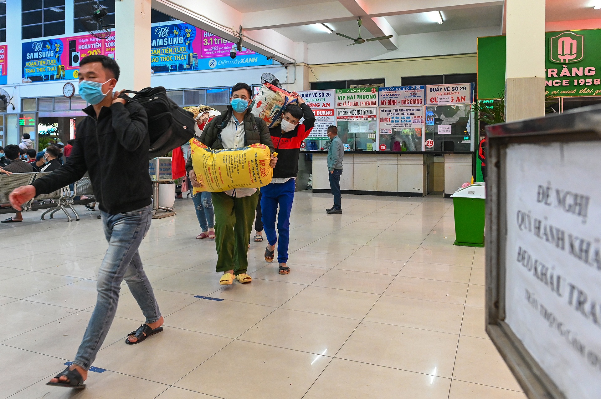 Sinh vien hoi ha roi Thu do lo so dich Covid-19 anh 1