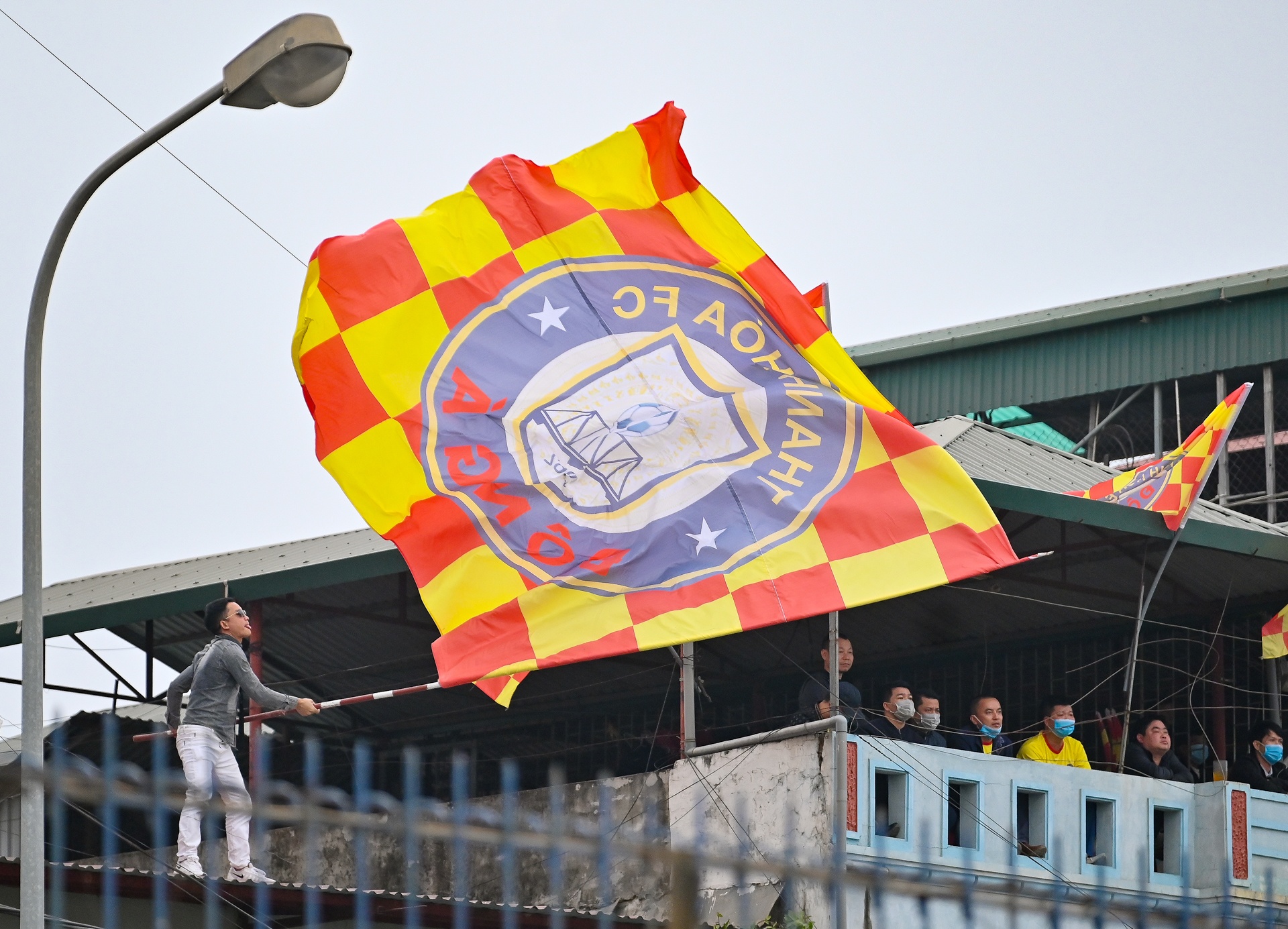 CDV Thanh Hoa treo noc nha co vu bong da vi khong duoc vao san hinh anh