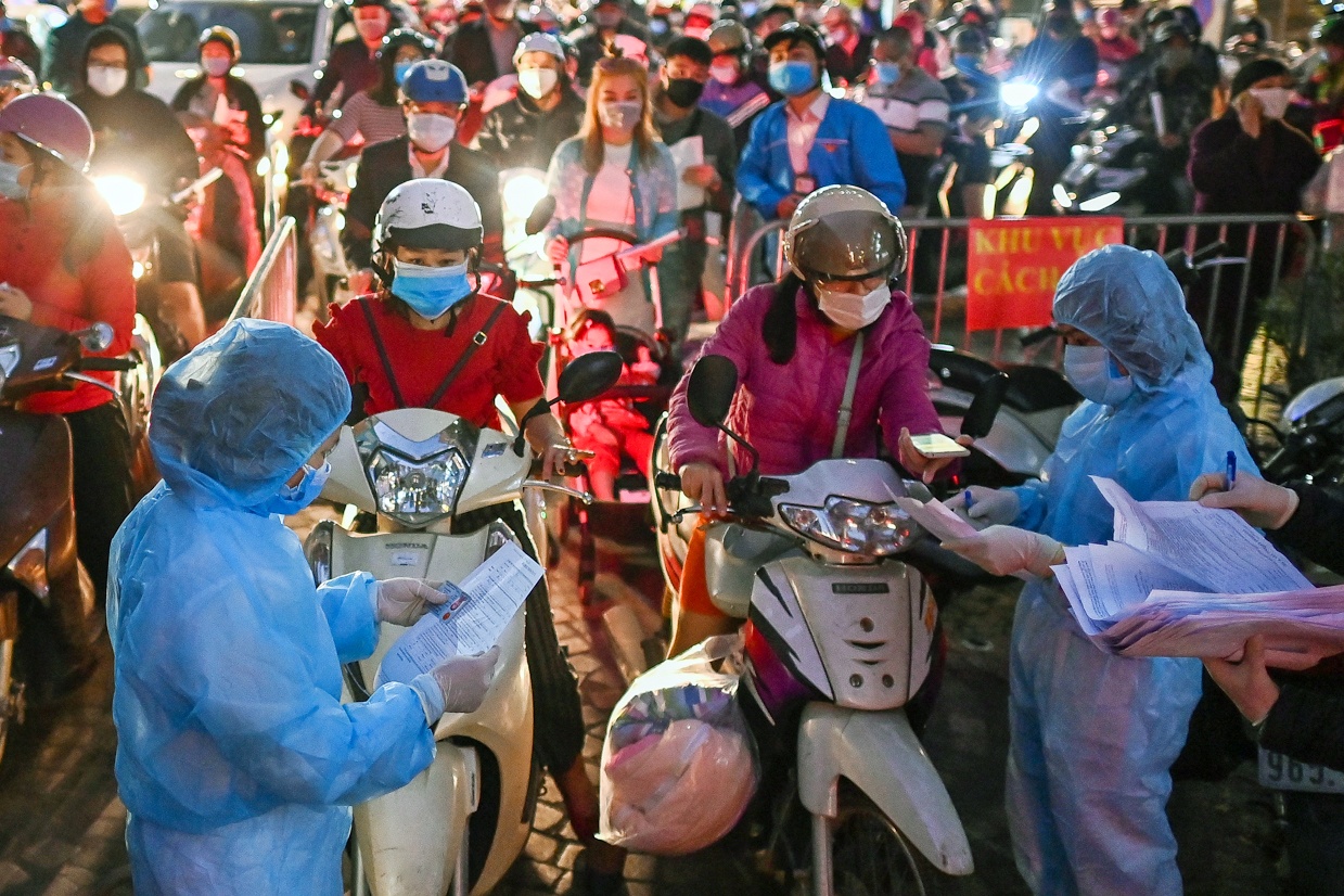 Dan van phong roi toa Sky City sau lenh phong toa hinh anh