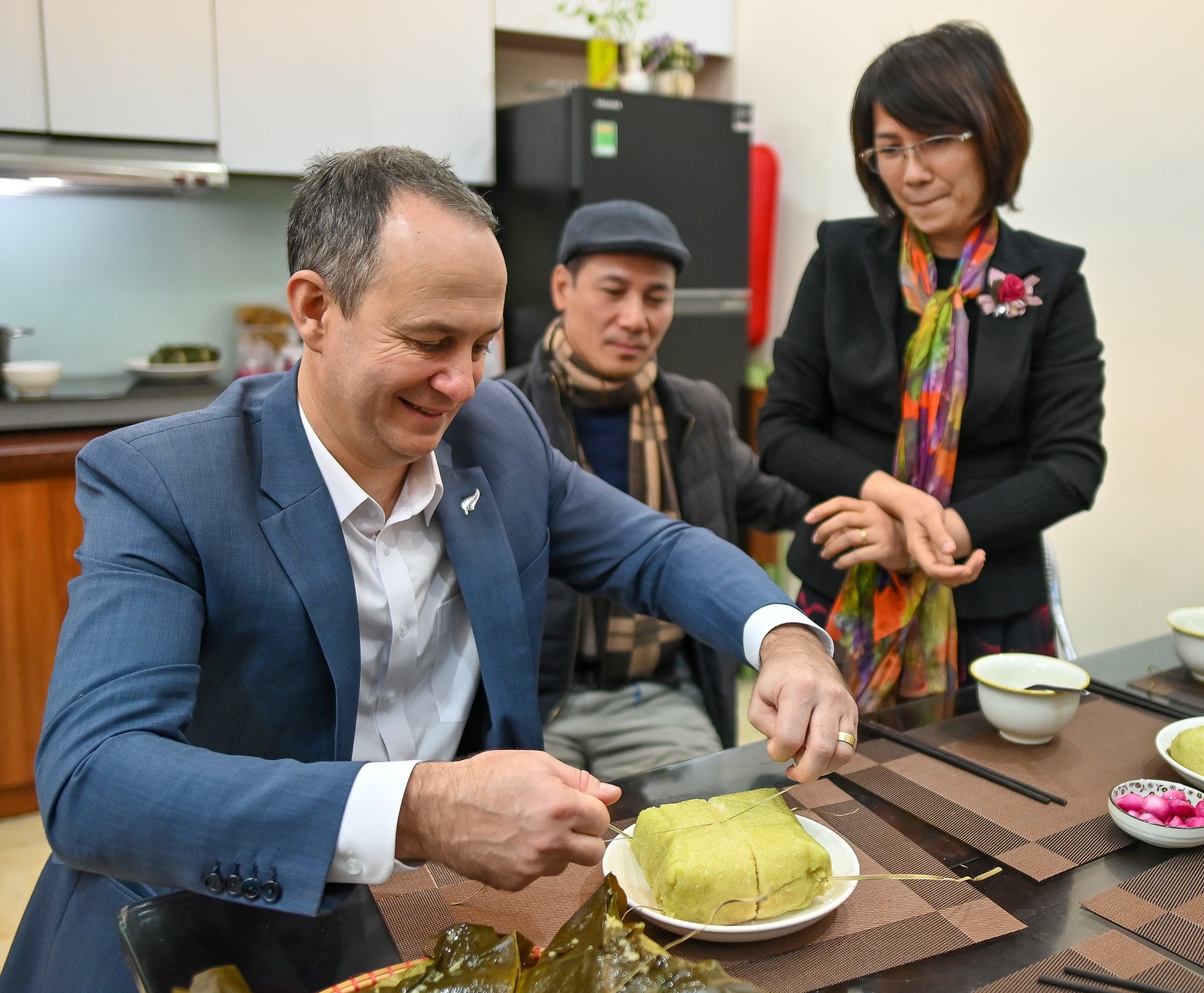 Dai bien lam thoi New Zealand tap goi banh chung don Tet hinh anh