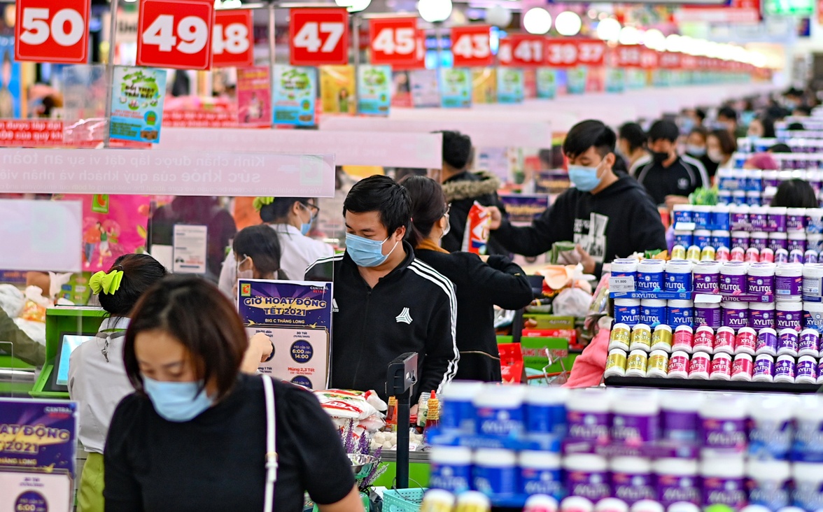 Chen chuc mua sam trong ngay thu bay cuoi cung cua nam hinh anh