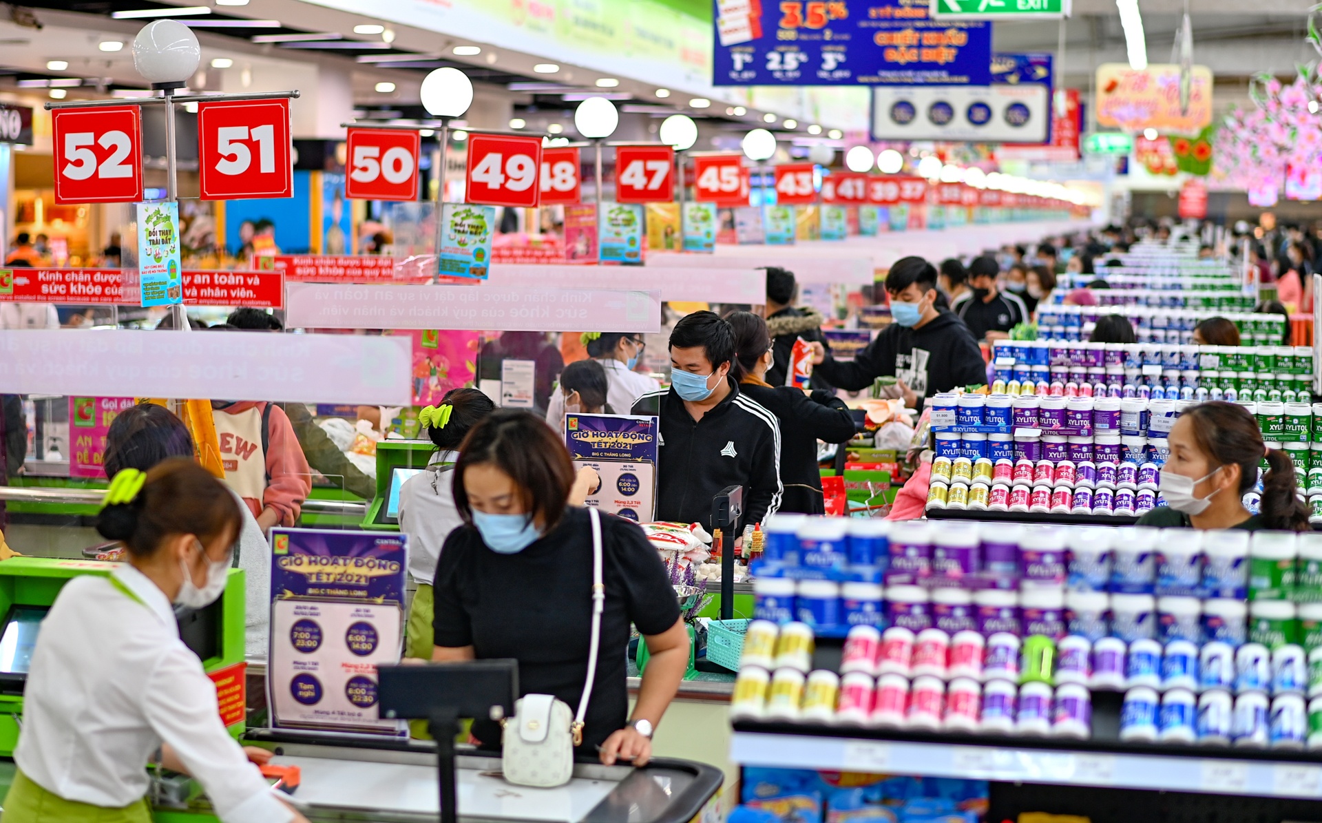 Di sieu thi mua sam dip cuoi nam Canh Ty anh 10