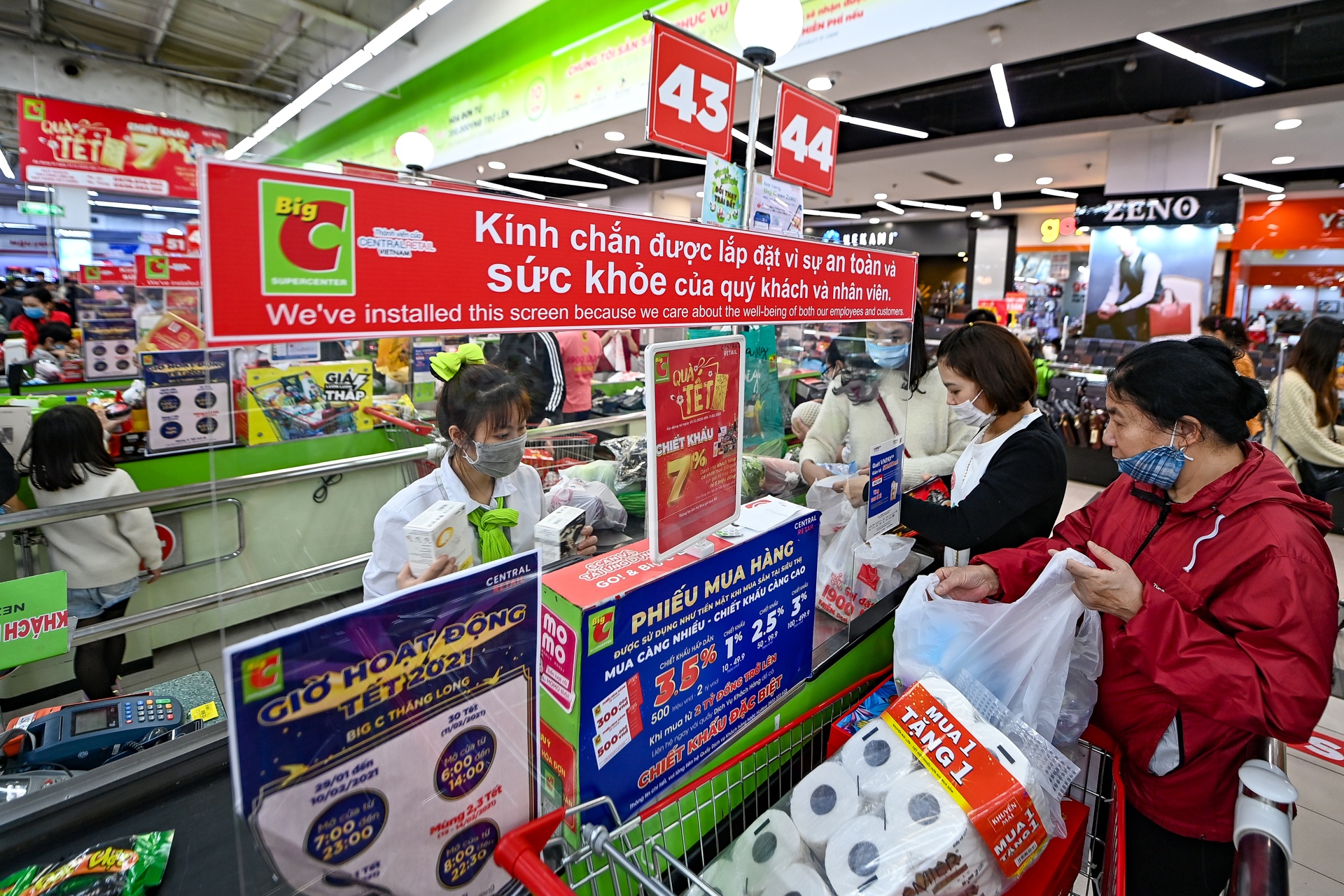 Di sieu thi mua sam dip cuoi nam Canh Ty anh 11