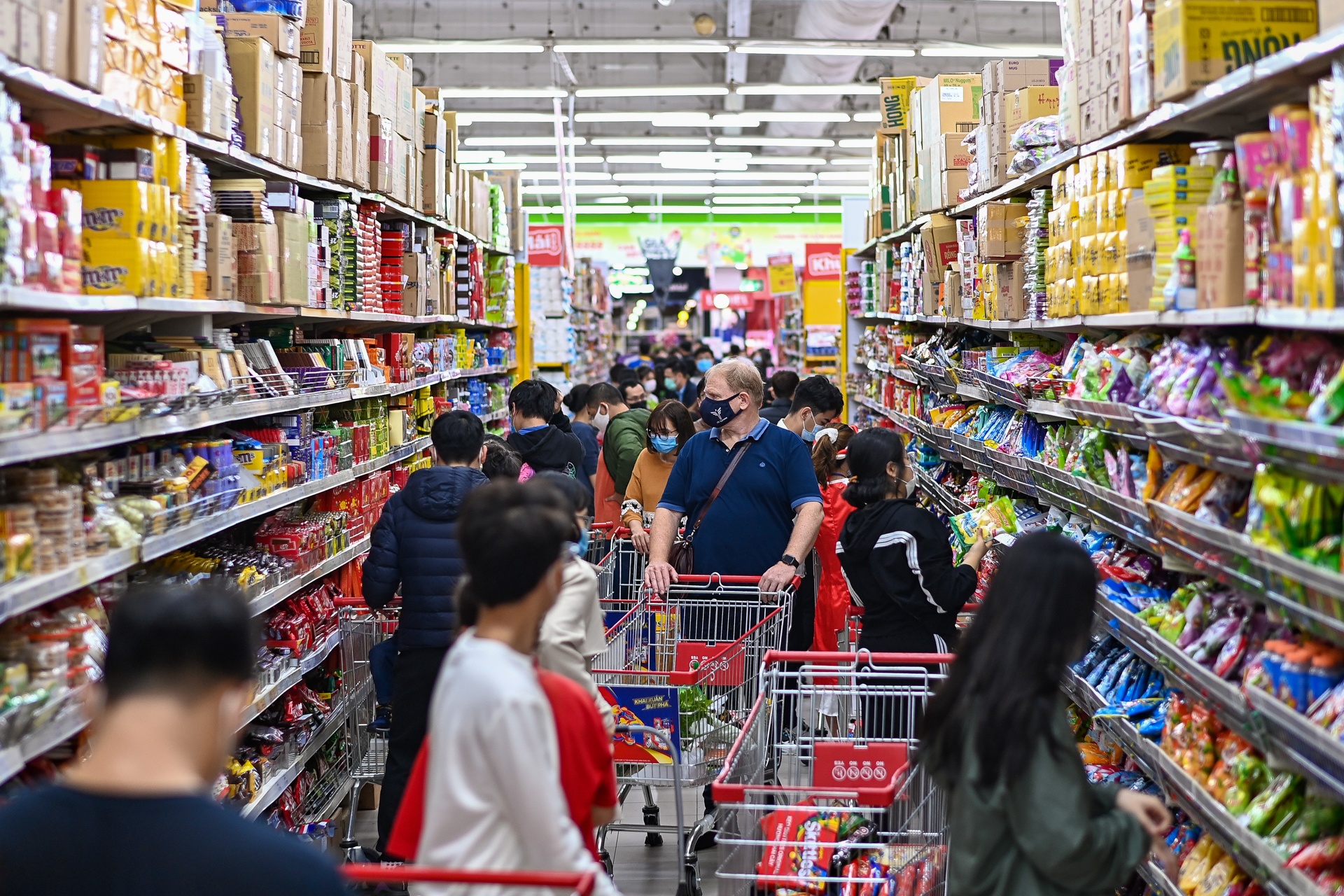 Di sieu thi mua sam dip cuoi nam Canh Ty anh 1